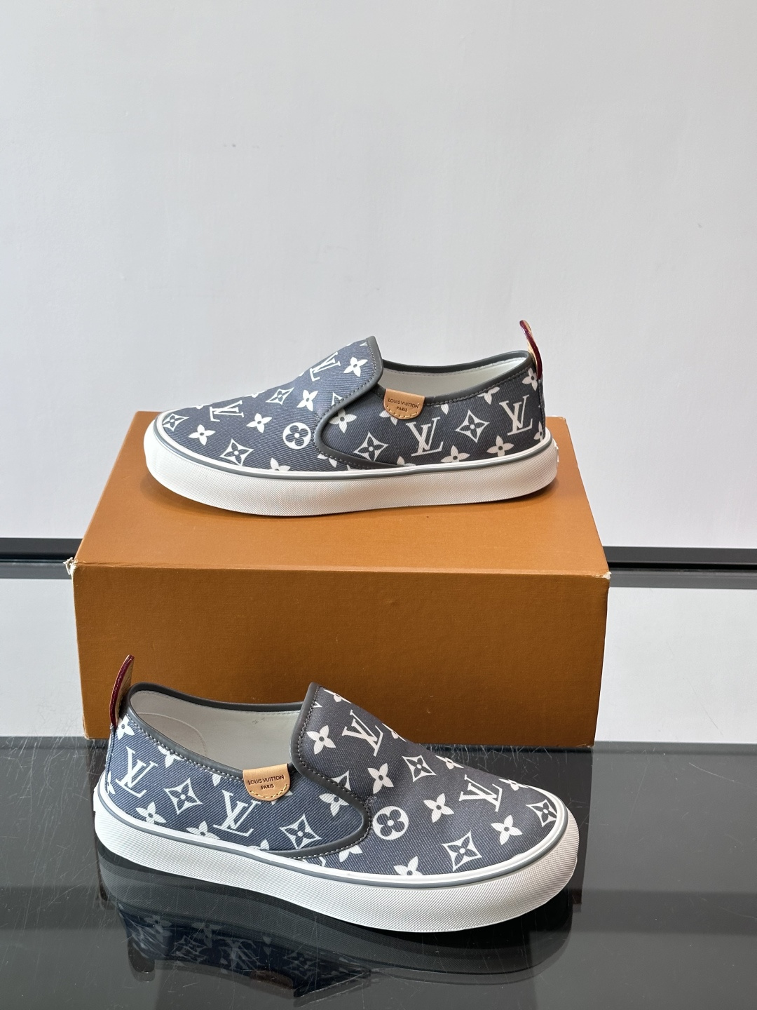 ​​Louis Vuitton Vans 联名一脚蹬帆布鞋​​，黑白灰 Monogram 帆布鞋面，白色 Monogra