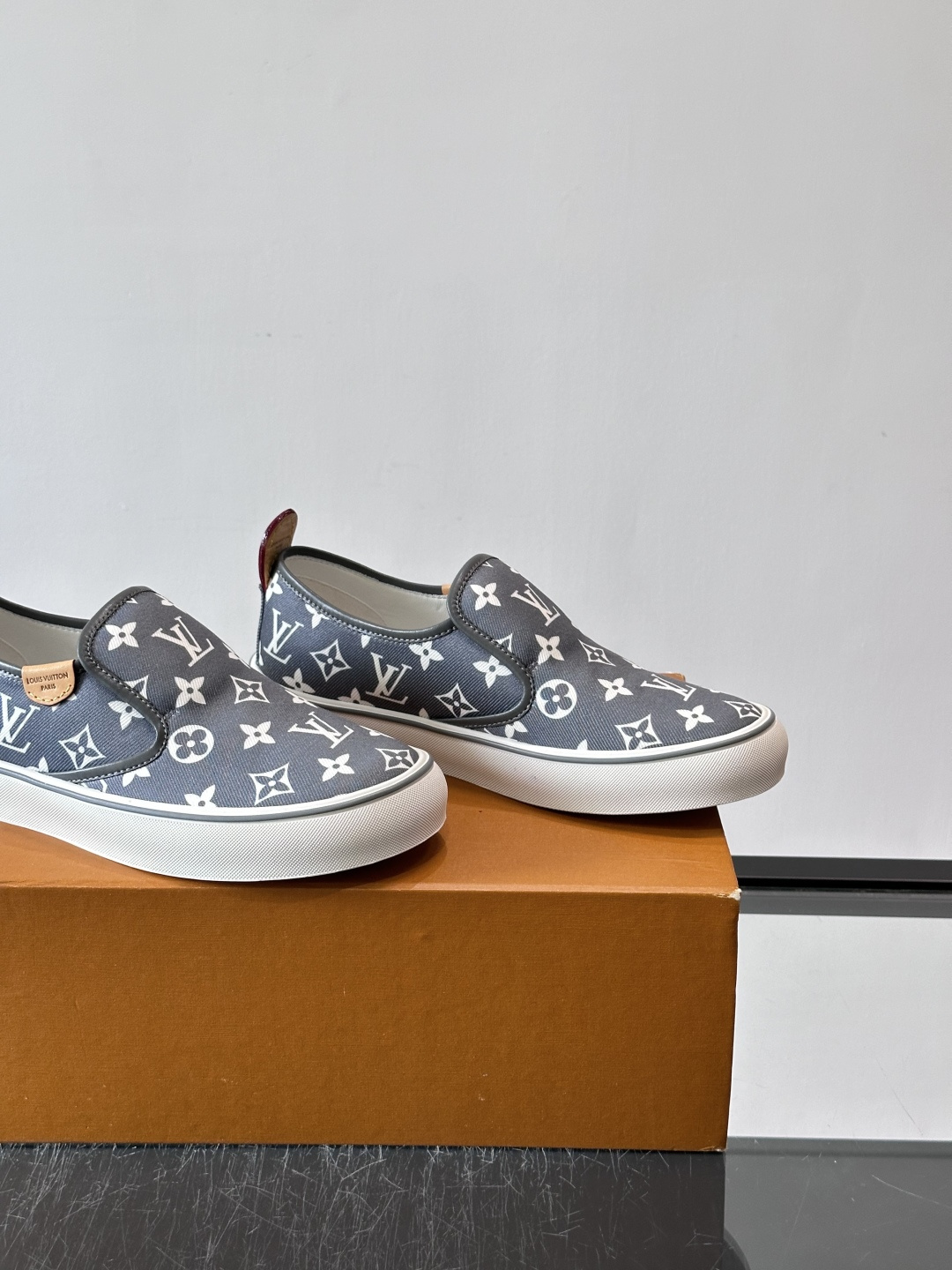 ​​Louis Vuitton Vans 联名一脚蹬帆布鞋​​，黑白灰 Monogram 帆布鞋面，白色 Monogra