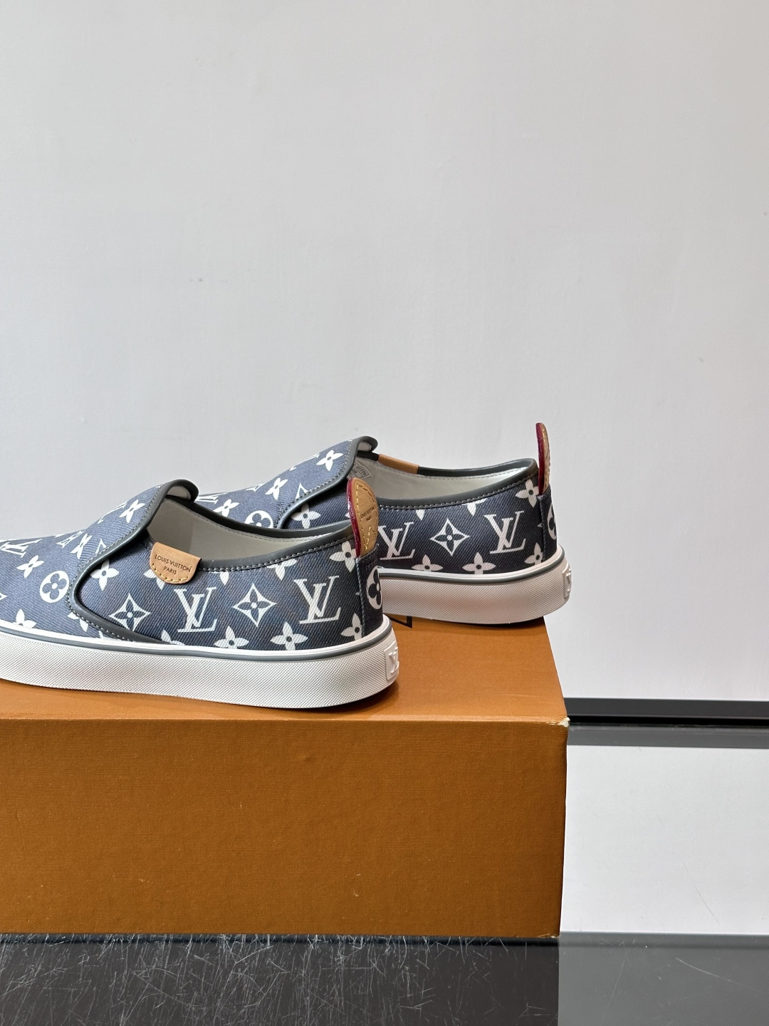 ​​Louis Vuitton Vans 联名一脚蹬帆布鞋​​，黑白灰 Monogram 帆布鞋面，白色 Monogra