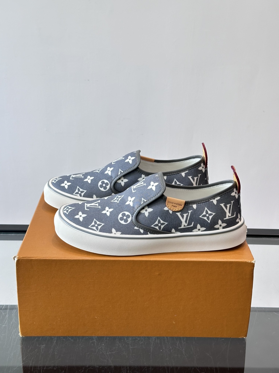 ​​Louis Vuitton Vans 联名一脚蹬帆布鞋​​，黑白灰 Monogram 帆布鞋面，白色 Monogra