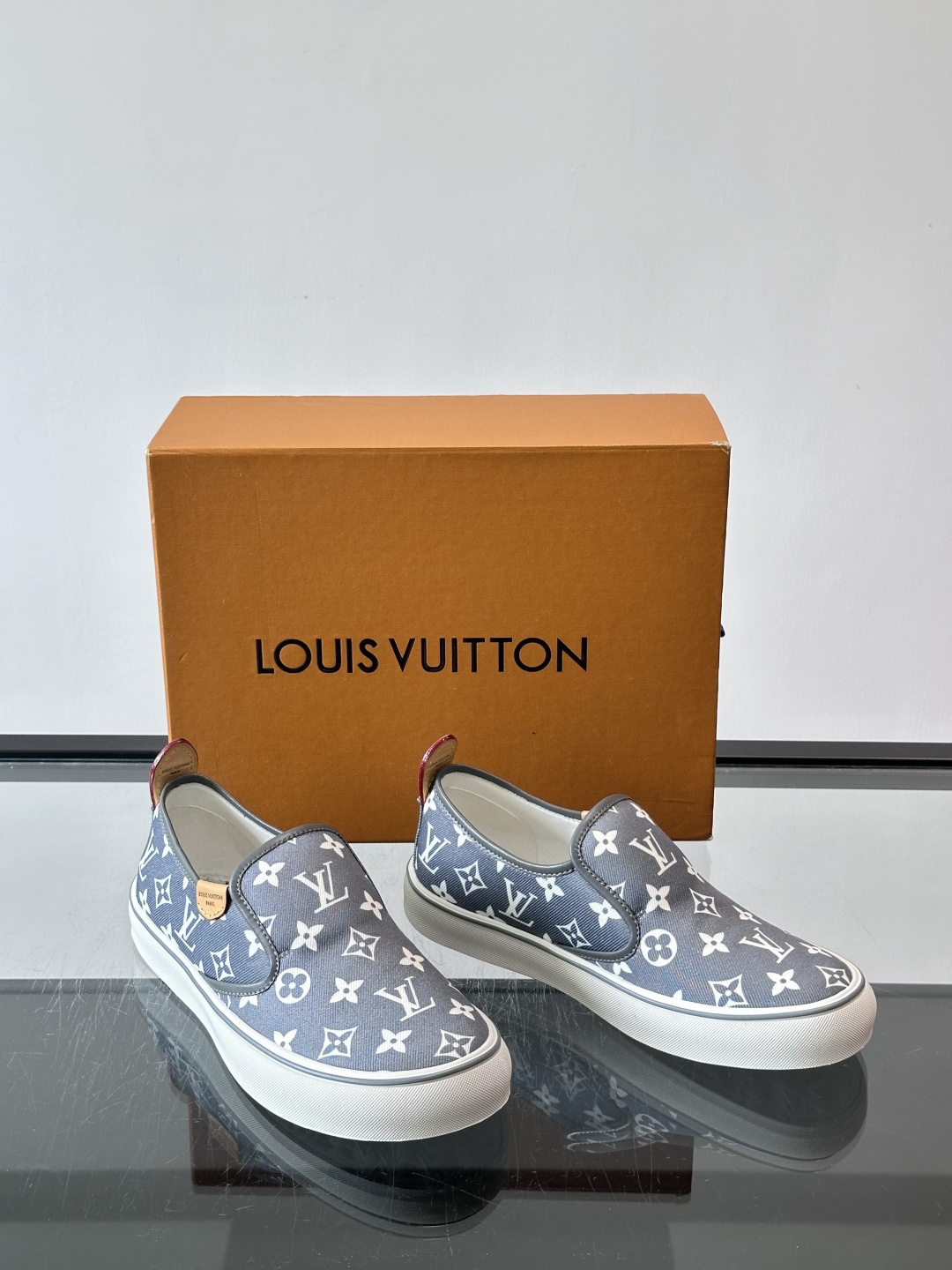 ​​Louis Vuitton Vans 联名一脚蹬帆布鞋​​，黑白灰 Monogram 帆布鞋面，白色 Monogra