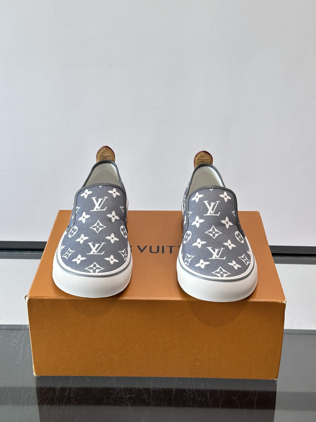​​Louis Vuitton Vans 联名一脚蹬帆布鞋​​，黑白灰 Monogram 帆布鞋面，白色 Monogra
