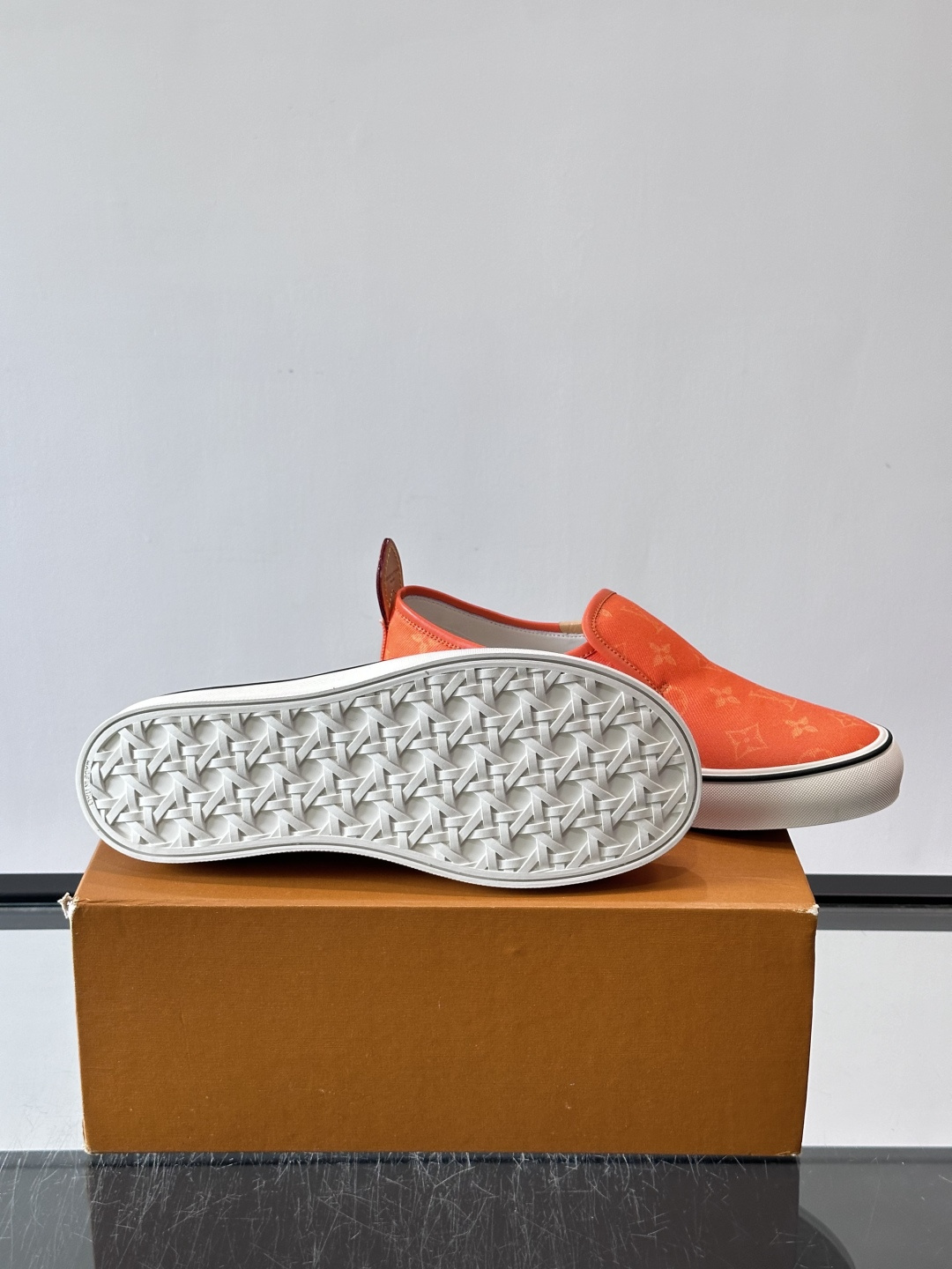 ​​Louis Vuitton Vans 联名一脚蹬帆布鞋​​，黑白灰 Monogram 帆布鞋面，白色 Monogra