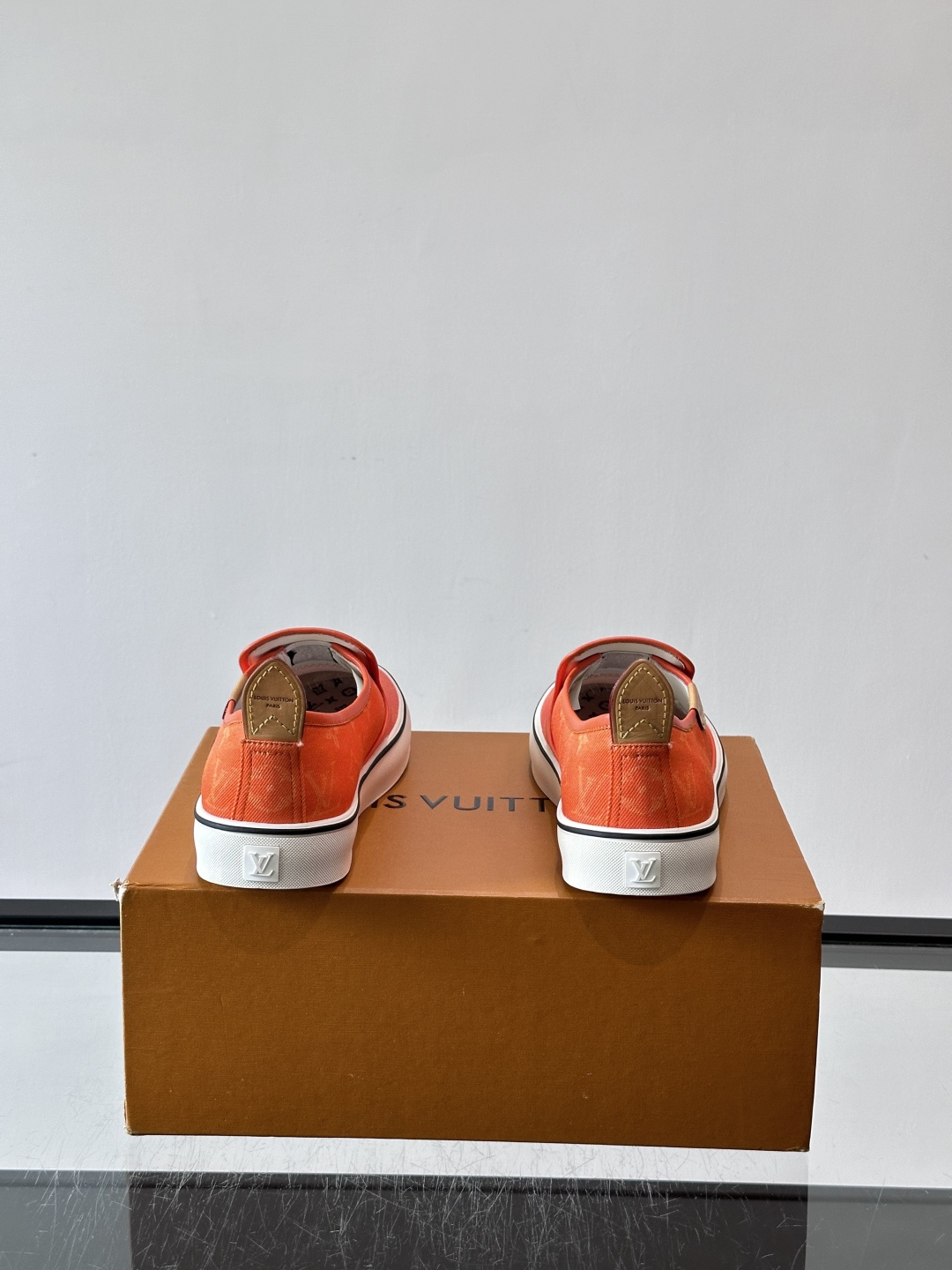 ​​Louis Vuitton Vans 联名一脚蹬帆布鞋​​，黑白灰 Monogram 帆布鞋面，白色 Monogra