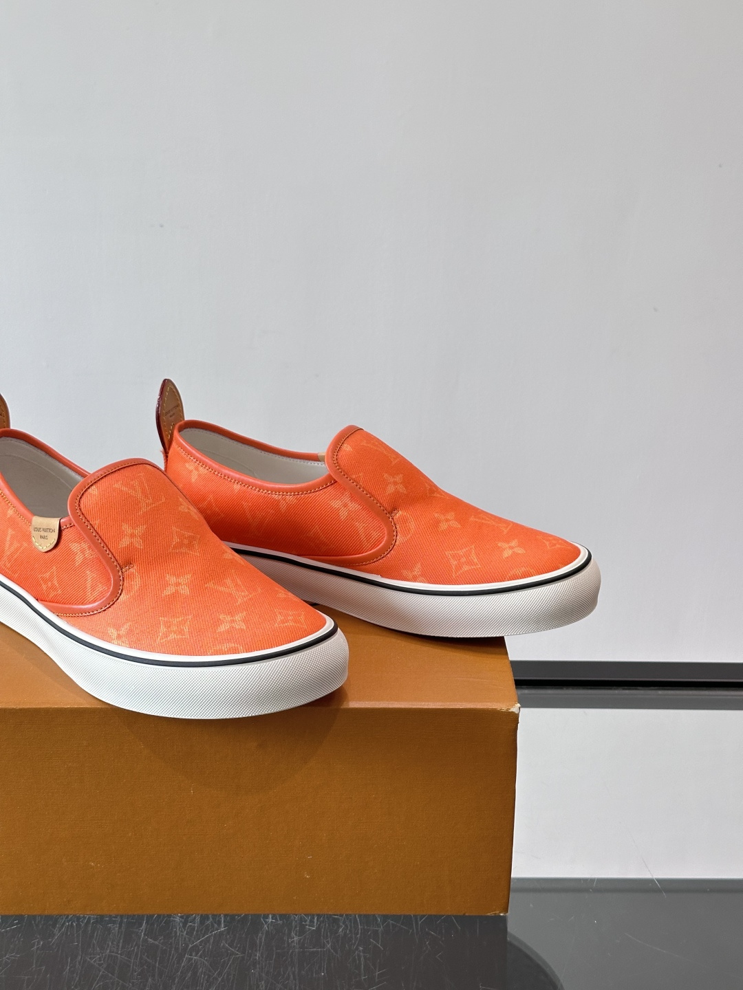 ​​Louis Vuitton Vans 联名一脚蹬帆布鞋​​，黑白灰 Monogram 帆布鞋面，白色 Monogra