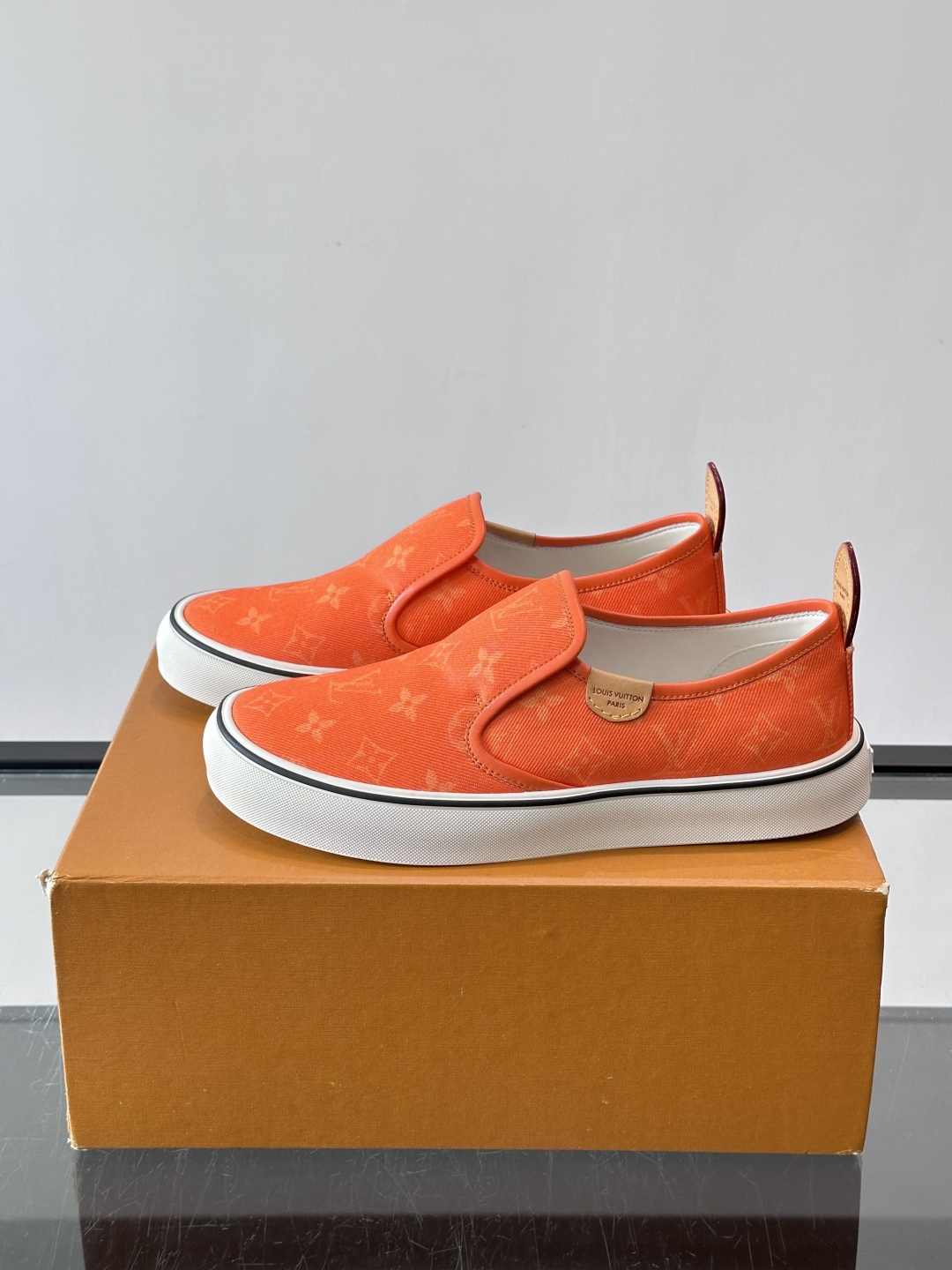 ​​Louis Vuitton Vans 联名一脚蹬帆布鞋​​，黑白灰 Monogram 帆布鞋面，白色 Monogra
