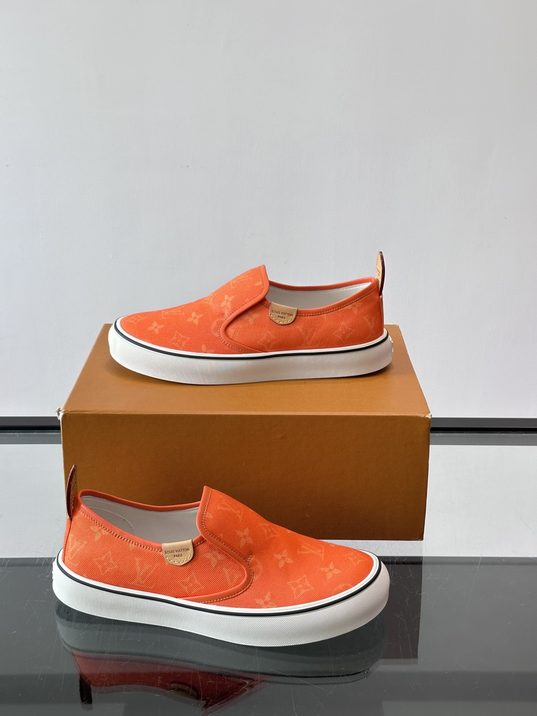 ​​Louis Vuitton Vans 联名一脚蹬帆布鞋​​，黑白灰 Monogram 帆布鞋面，白色 Monogra