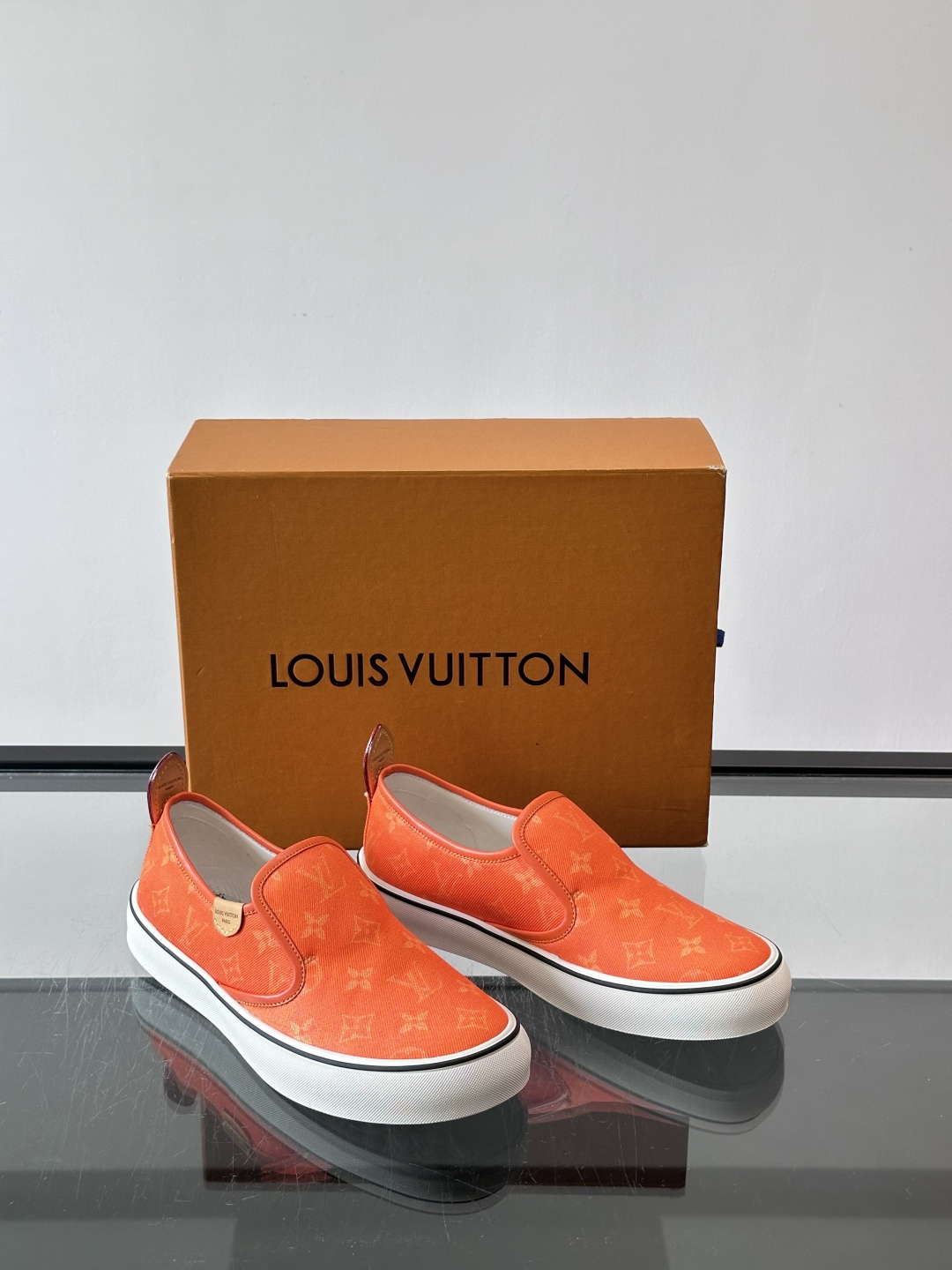 ​​Louis Vuitton Vans 联名一脚蹬帆布鞋​​，黑白灰 Monogram 帆布鞋面，白色 Monogra