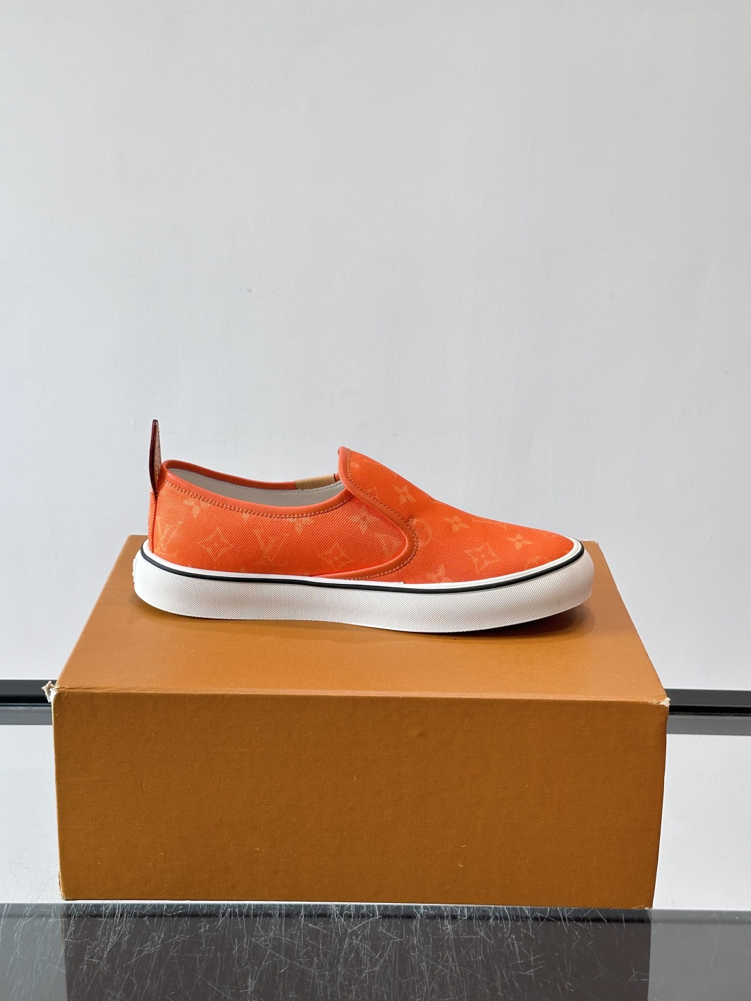 ​​Louis Vuitton Vans 联名一脚蹬帆布鞋​​，黑白灰 Monogram 帆布鞋面，白色 Monogra