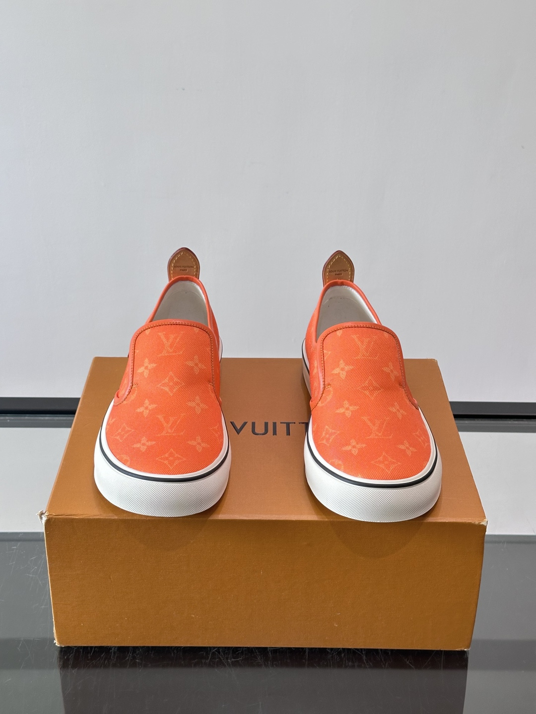 ​​Louis Vuitton Vans 联名一脚蹬帆布鞋​​，黑白灰 Monogram 帆布鞋面，白色 Monogra