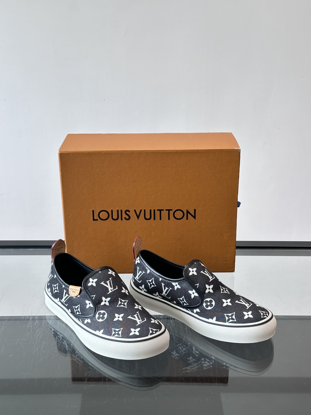 ​​Louis Vuitton Vans 联名一脚蹬帆布鞋​​，黑白灰 Monogram 帆布鞋面，白色 Monogra