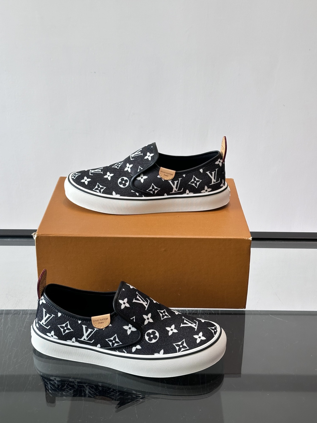 ​​Louis Vuitton Vans 联名一脚蹬帆布鞋​​，黑白灰 Monogram 帆布鞋面，白色 Monogra