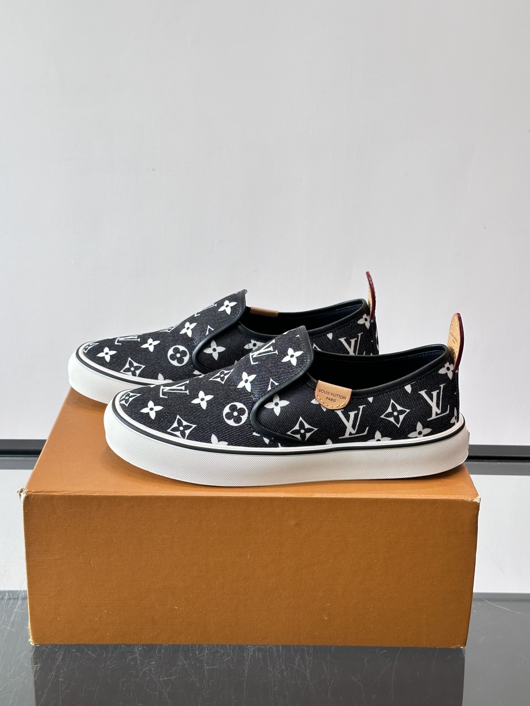 ​​Louis Vuitton Vans 联名一脚蹬帆布鞋​​，黑白灰 Monogram 帆布鞋面，白色 Monogra