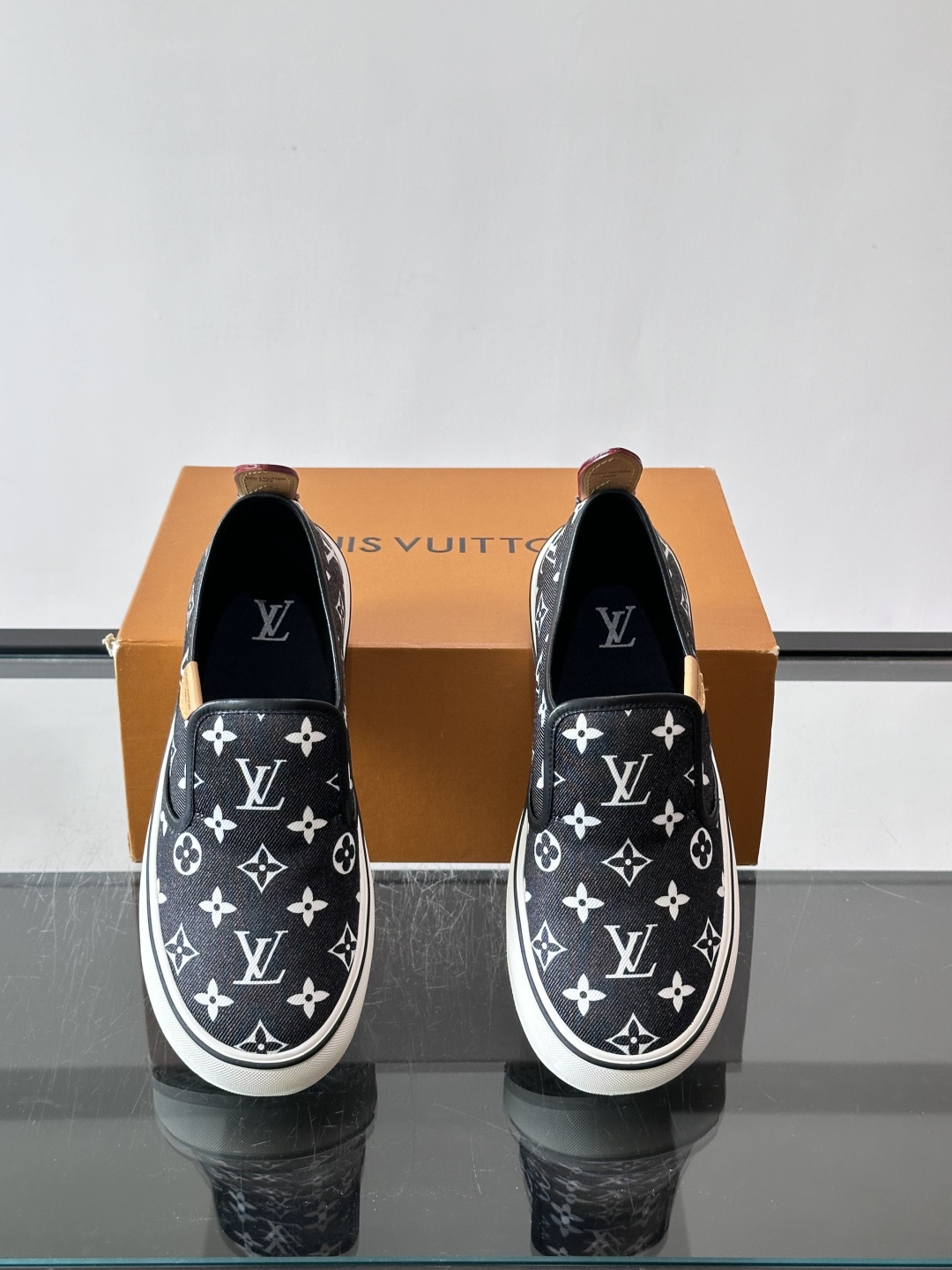 ​​Louis Vuitton Vans 联名一脚蹬帆布鞋​​，黑白灰 Monogram 帆布鞋面，白色 Monogra