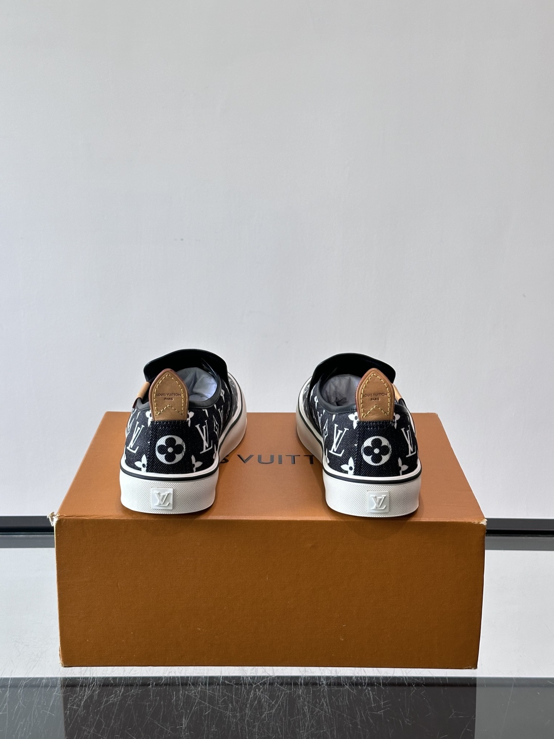 ​​Louis Vuitton Vans 联名一脚蹬帆布鞋​​，黑白灰 Monogram 帆布鞋面，白色 Monogra