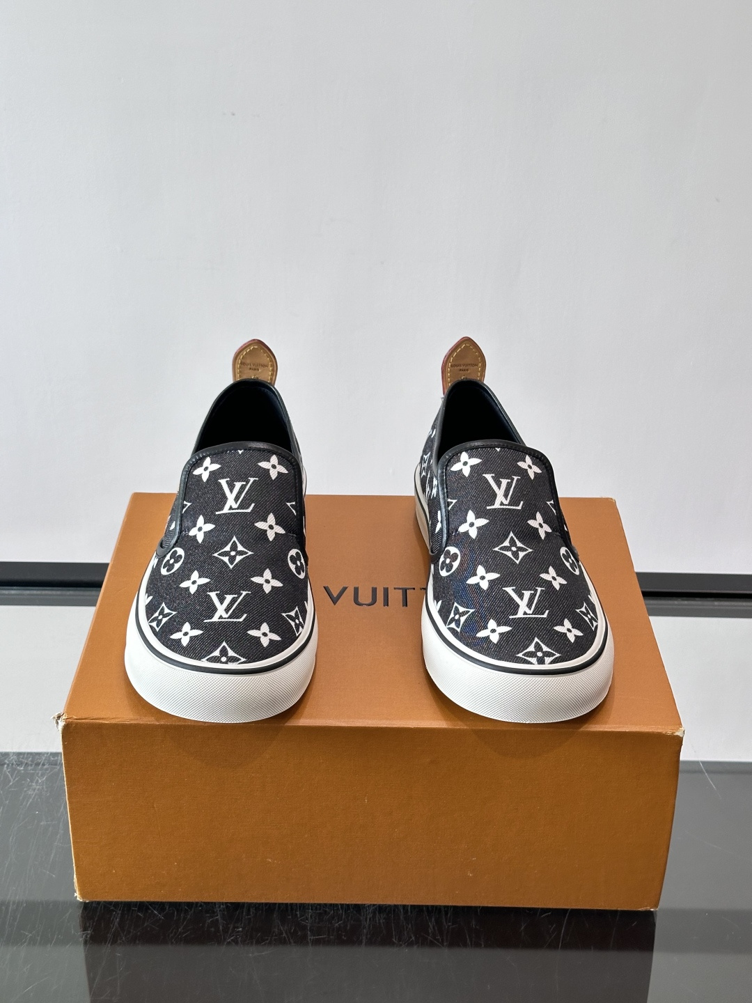 ​​Louis Vuitton Vans 联名一脚蹬帆布鞋​​，黑白灰 Monogram 帆布鞋面，白色 Monogra