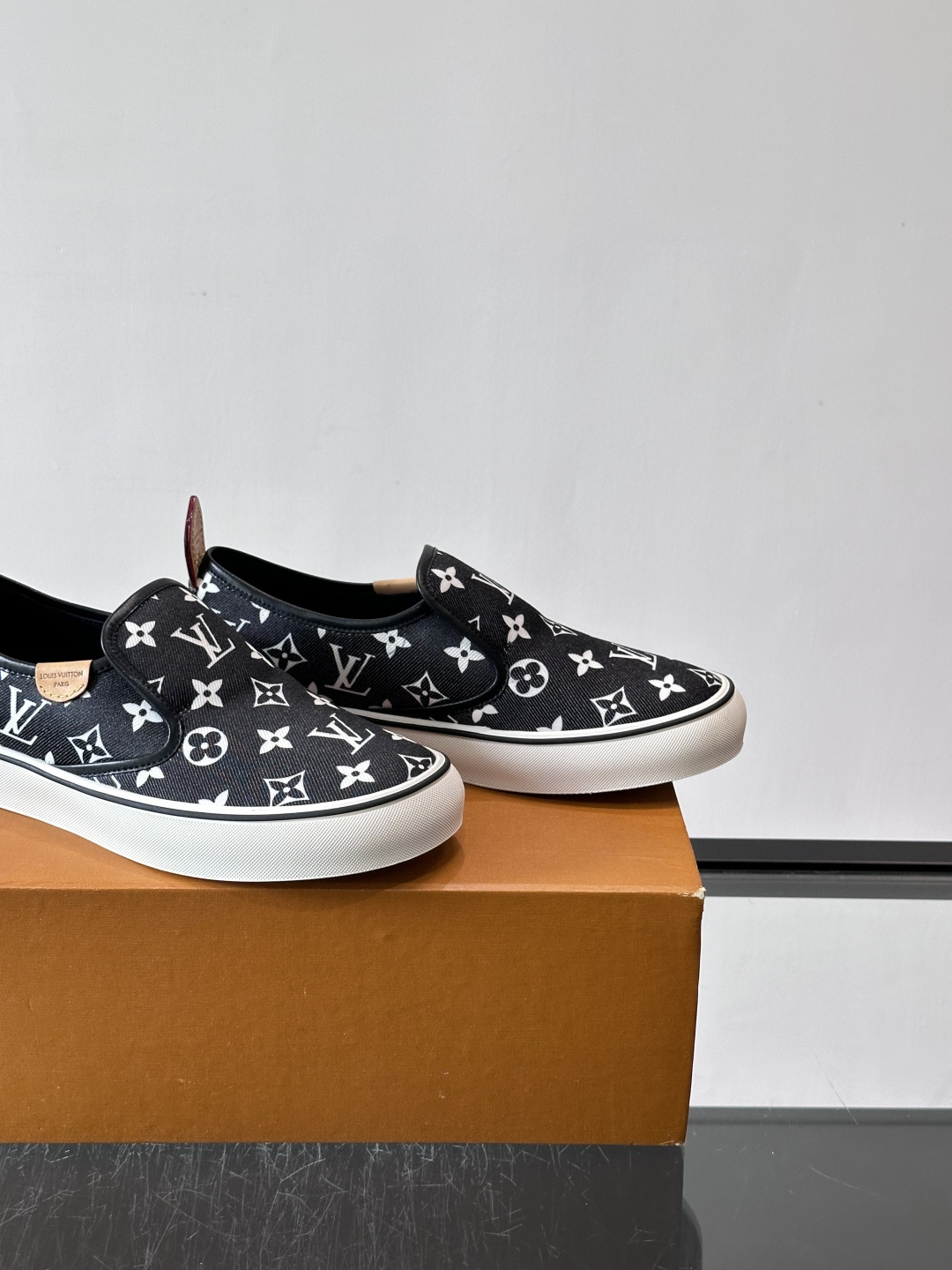 ​​Louis Vuitton Vans 联名一脚蹬帆布鞋​​，黑白灰 Monogram 帆布鞋面，白色 Monogra