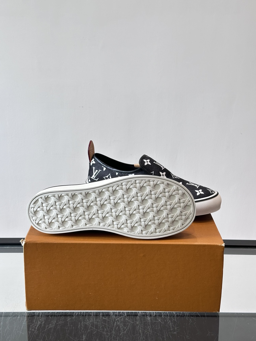 ​​Louis Vuitton Vans 联名一脚蹬帆布鞋​​，黑白灰 Monogram 帆布鞋面，白色 Monogra