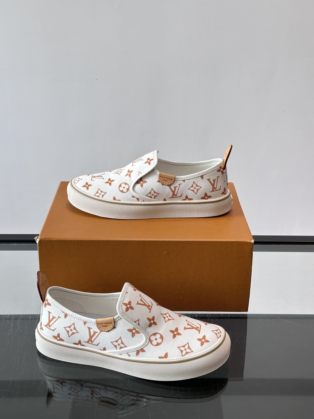 Louis Vuitton Vans 联名一脚蹬帆布鞋,黑白灰 Monogram 帆布鞋面,白色 Monogra Louis Vuitton Vans 联名一脚蹬帆布鞋,黑白灰 Monogram 帆布鞋面,白色 Monogra