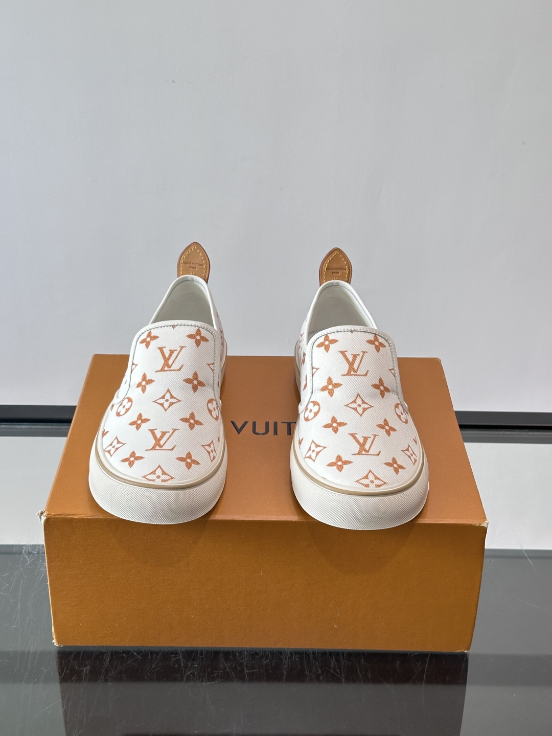 Louis Vuitton Vans 联名一脚蹬帆布鞋,黑白灰 Monogram 帆布鞋面,白色 Monogra Louis Vuitton Vans 联名一脚蹬帆布鞋,黑白灰 Monogram 帆布鞋面,白色 Monogra