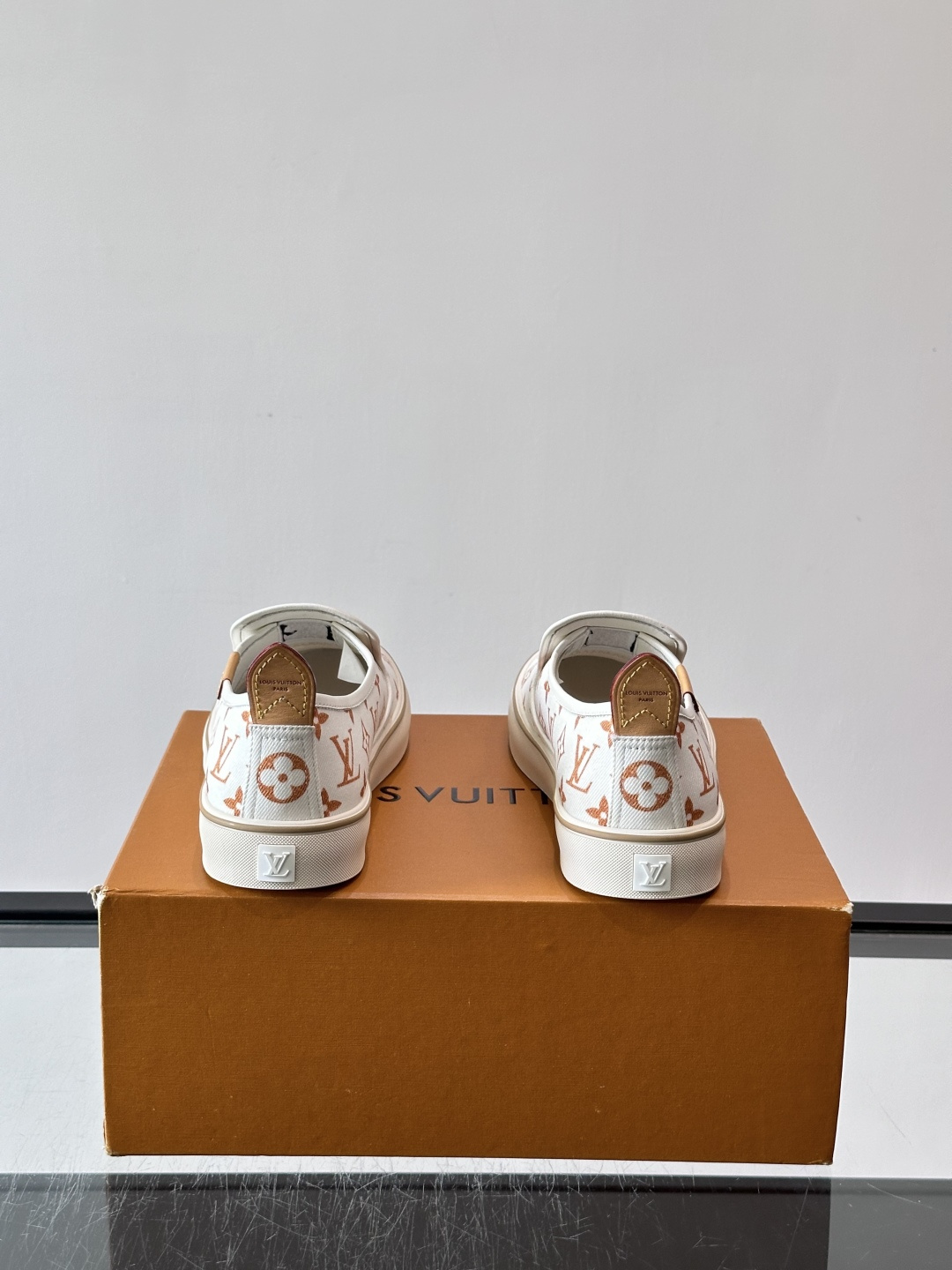 Louis Vuitton Vans 联名一脚蹬帆布鞋,黑白灰 Monogram 帆布鞋面,白色 Monogra Louis Vuitton Vans 联名一脚蹬帆布鞋,黑白灰 Monogram 帆布鞋面,白色 Monogra