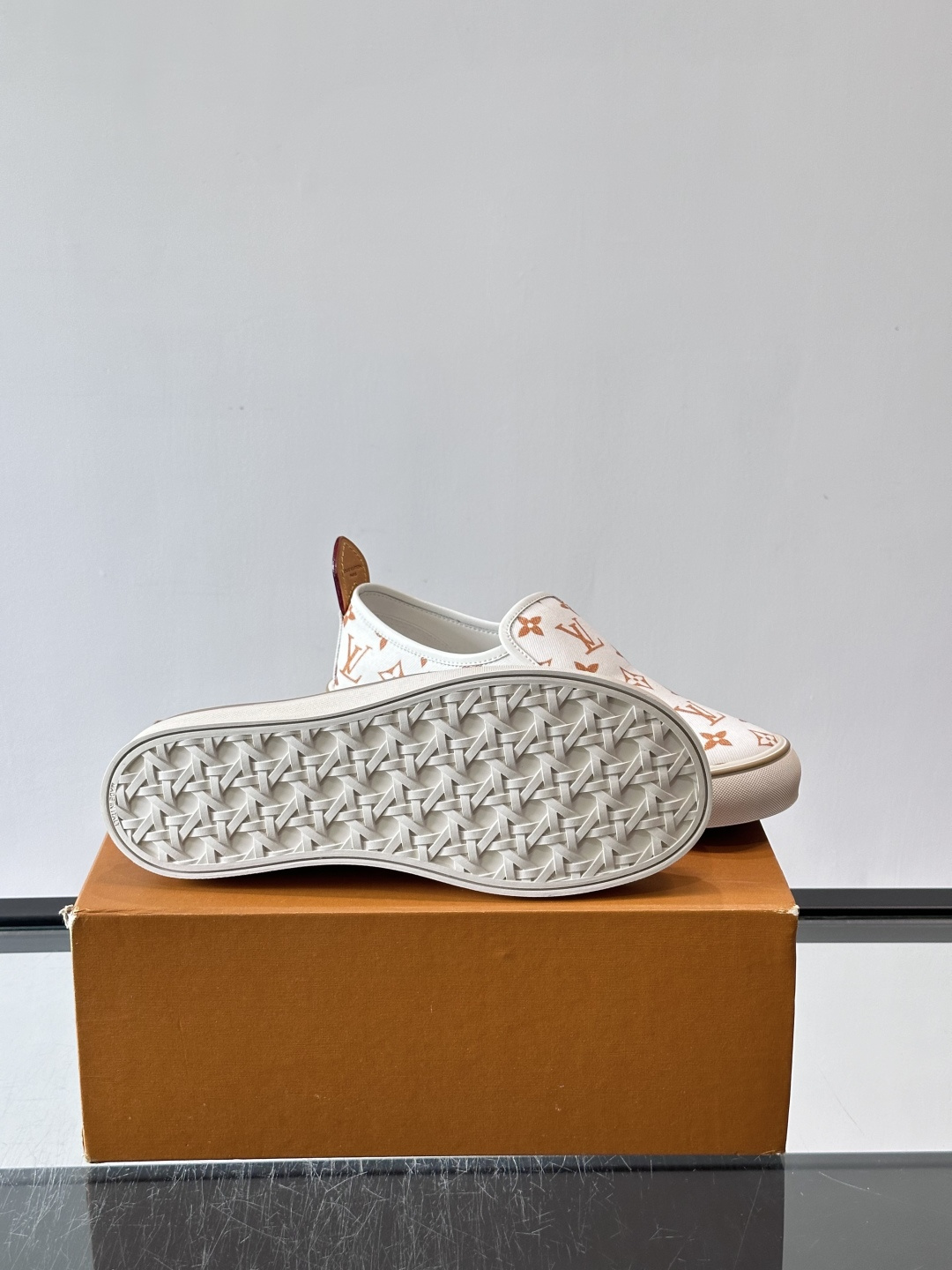 Louis Vuitton Vans 联名一脚蹬帆布鞋,黑白灰 Monogram 帆布鞋面,白色 Monogra Louis Vuitton Vans 联名一脚蹬帆布鞋,黑白灰 Monogram 帆布鞋面,白色 Monogra