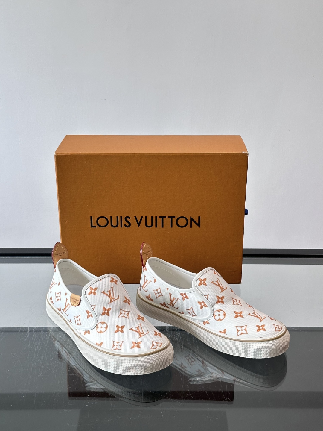 Louis Vuitton Vans 联名一脚蹬帆布鞋,黑白灰 Monogram 帆布鞋面,白色 Monogra Louis Vuitton Vans 联名一脚蹬帆布鞋,黑白灰 Monogram 帆布鞋面,白色 Monogra