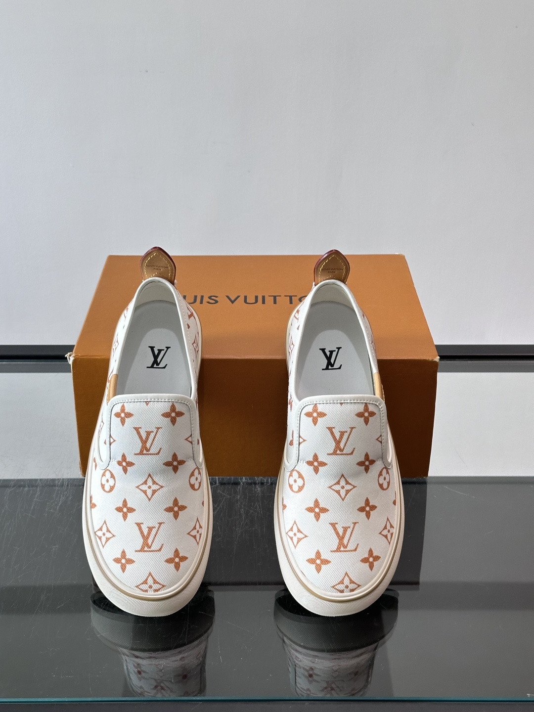 Louis Vuitton Vans 联名一脚蹬帆布鞋,黑白灰 Monogram 帆布鞋面,白色 Monogra Louis Vuitton Vans 联名一脚蹬帆布鞋,黑白灰 Monogram 帆布鞋面,白色 Monogra