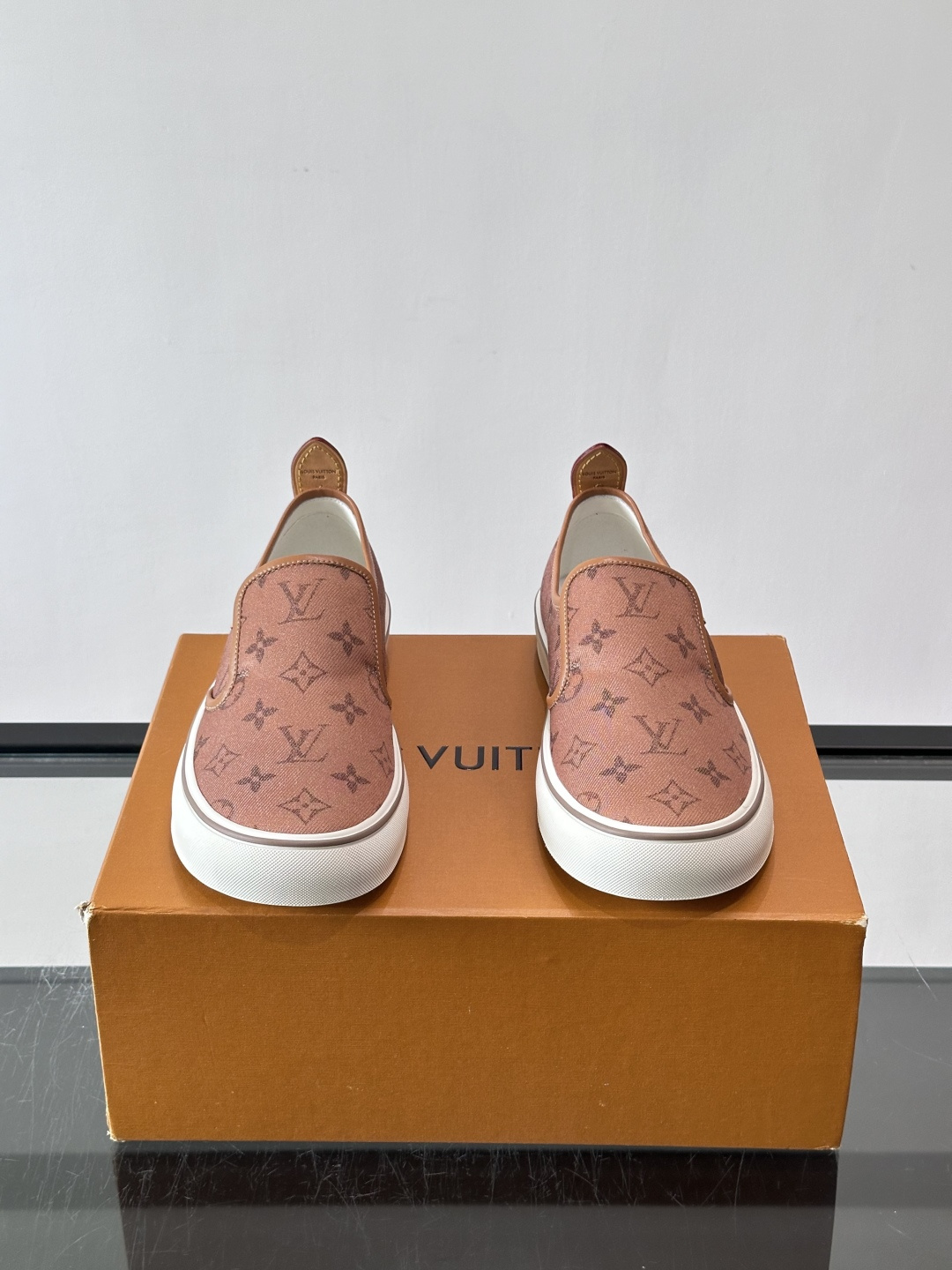 Louis Vuitton Vans 联名一脚蹬帆布鞋,黑白灰 Monogram 帆布鞋面,白色 Monogra Louis Vuitton Vans 联名一脚蹬帆布鞋,黑白灰 Monogram 帆布鞋面,白色 Monogra
