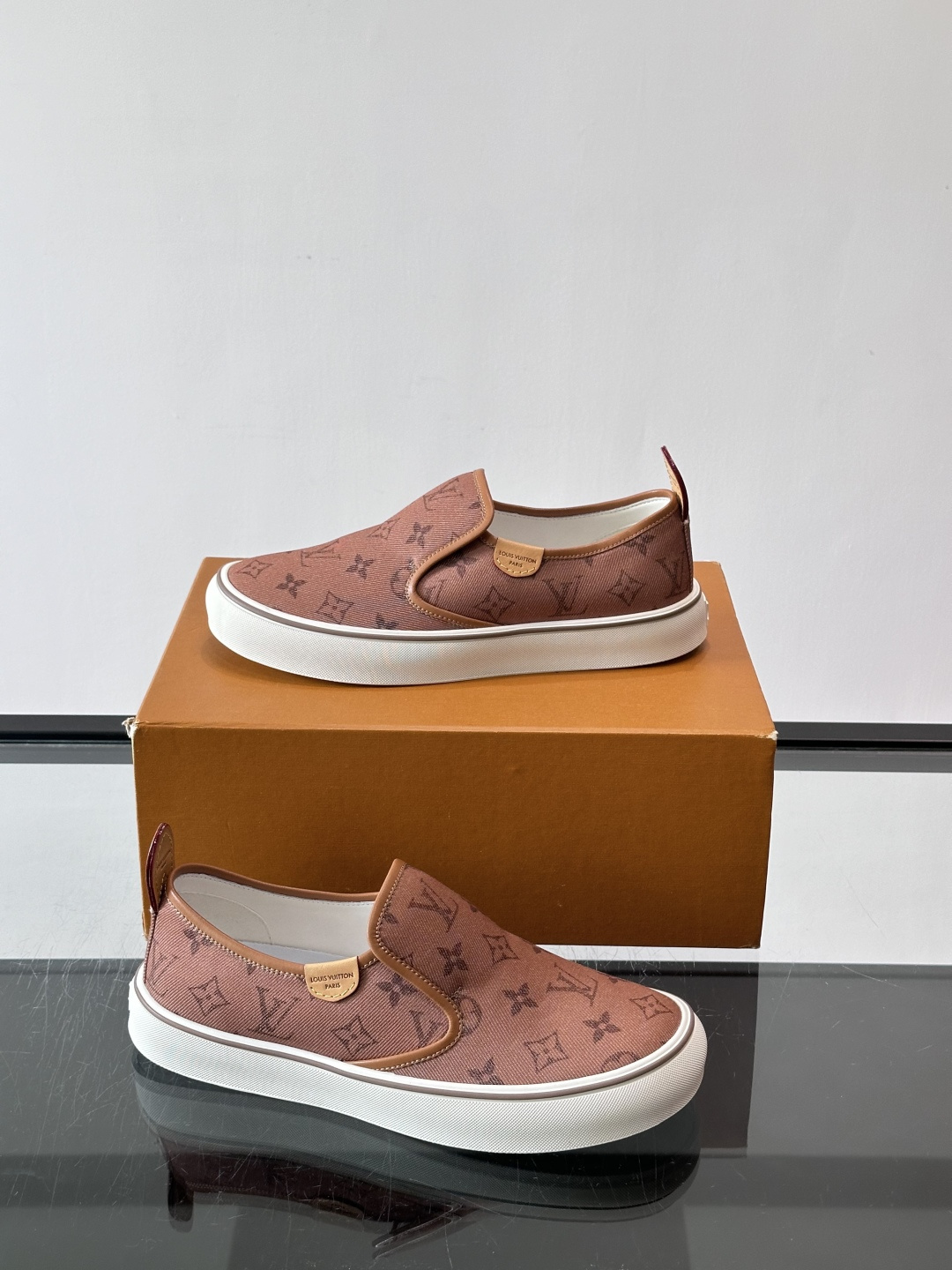 Louis Vuitton Vans 联名一脚蹬帆布鞋,黑白灰 Monogram 帆布鞋面,白色 Monogra Louis Vuitton Vans 联名一脚蹬帆布鞋,黑白灰 Monogram 帆布鞋面,白色 Monogra