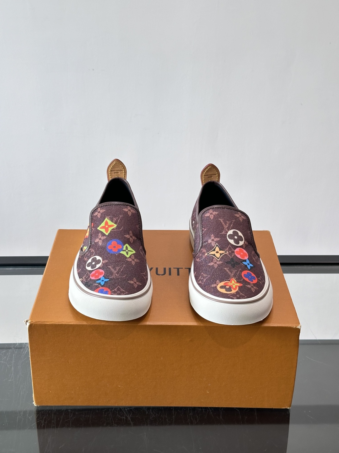 Louis Vuitton Vans 联名一脚蹬帆布鞋,黑白灰 Monogram 帆布鞋面,白色 Monogra Louis Vuitton Vans 联名一脚蹬帆布鞋,黑白灰 Monogram 帆布鞋面,白色 Monogra