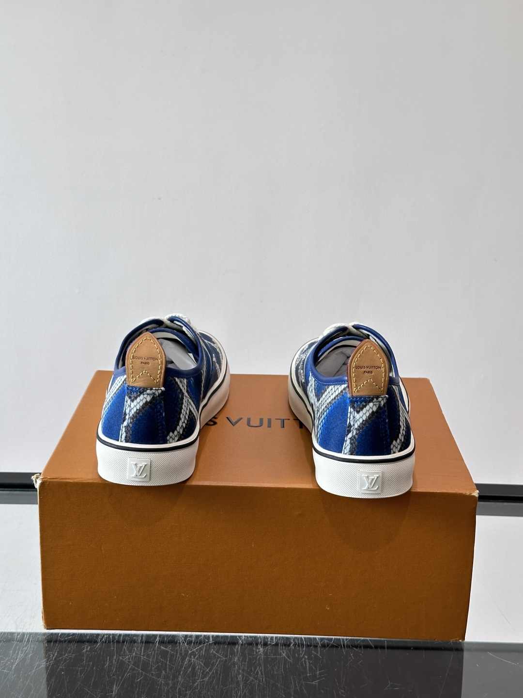 Louis Vuitton × Vans 联名帆布鞋​​，一个更炸的配色——蓝色蟒纹拼接白色几何图案，白色粗鞋带，白色厚