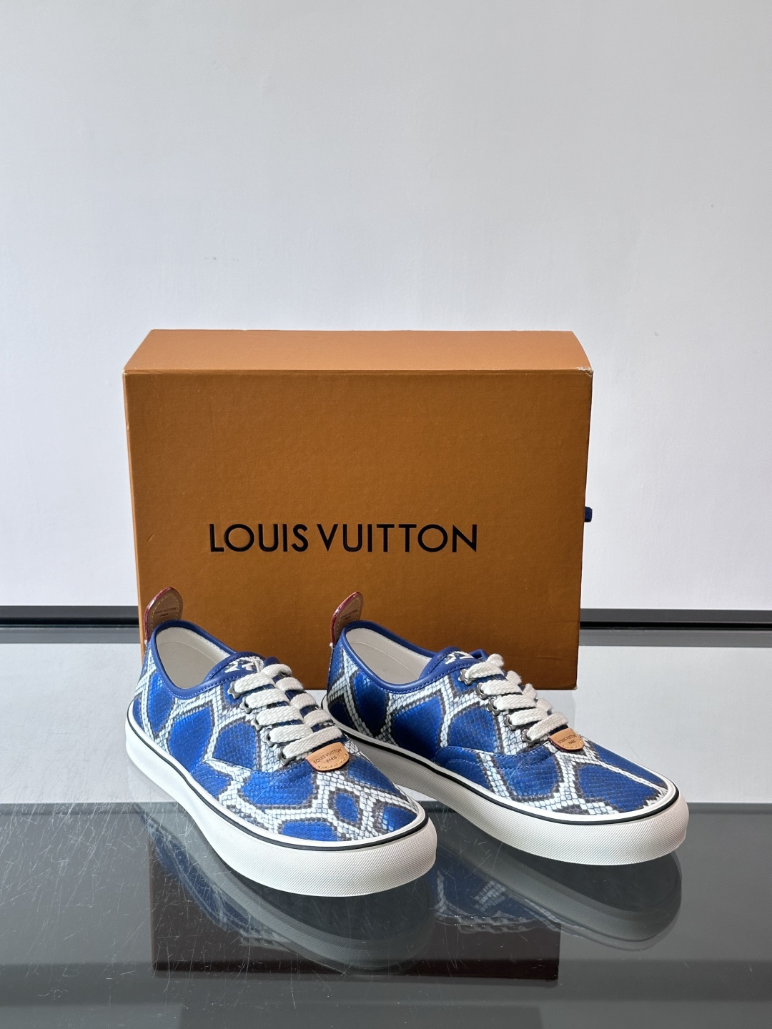 Louis Vuitton × Vans 联名帆布鞋​​，一个更炸的配色——蓝色蟒纹拼接白色几何图案，白色粗鞋带，白色厚
