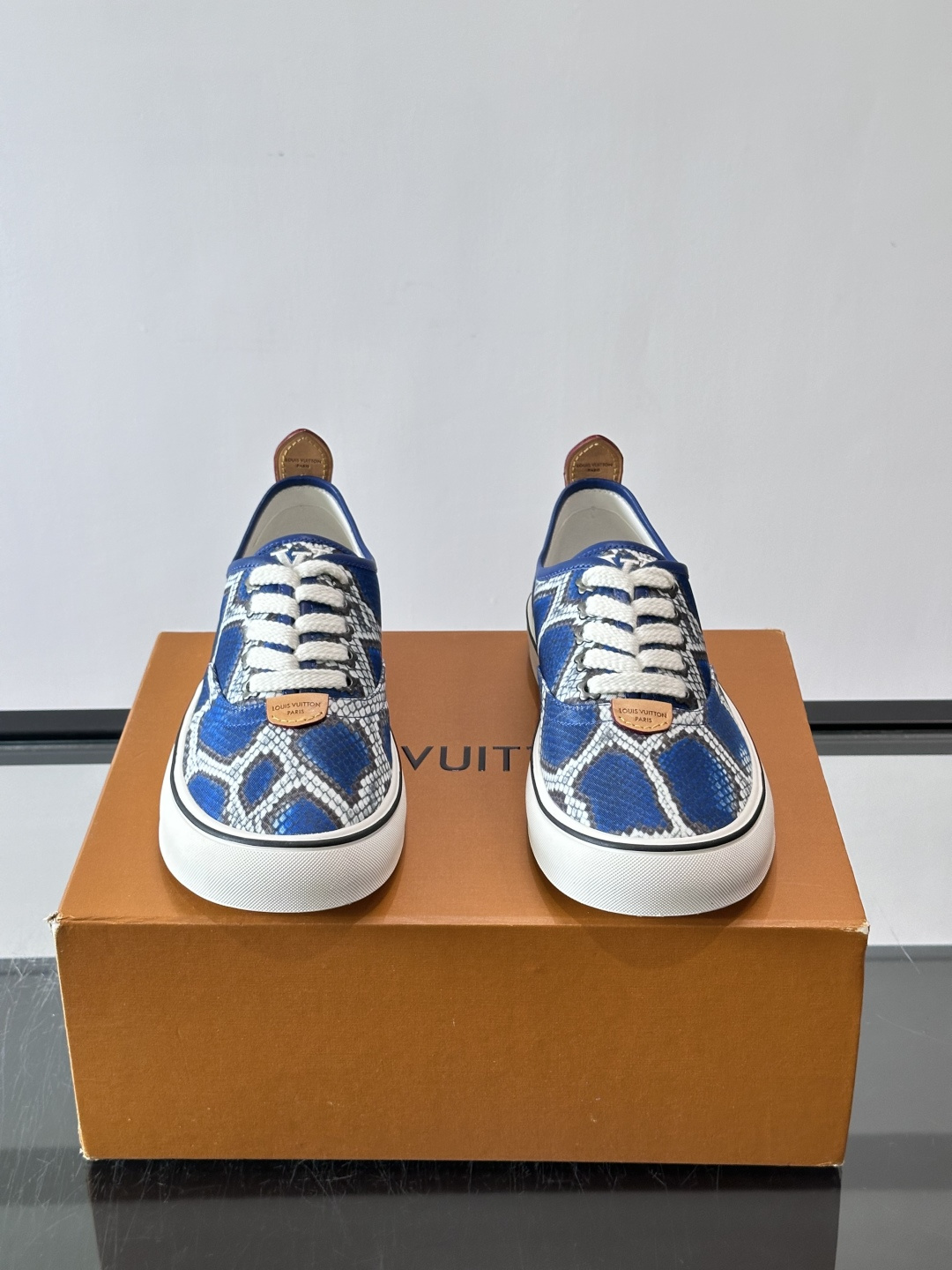 Louis Vuitton × Vans 联名帆布鞋​​，一个更炸的配色——蓝色蟒纹拼接白色几何图案，白色粗鞋带，白色厚