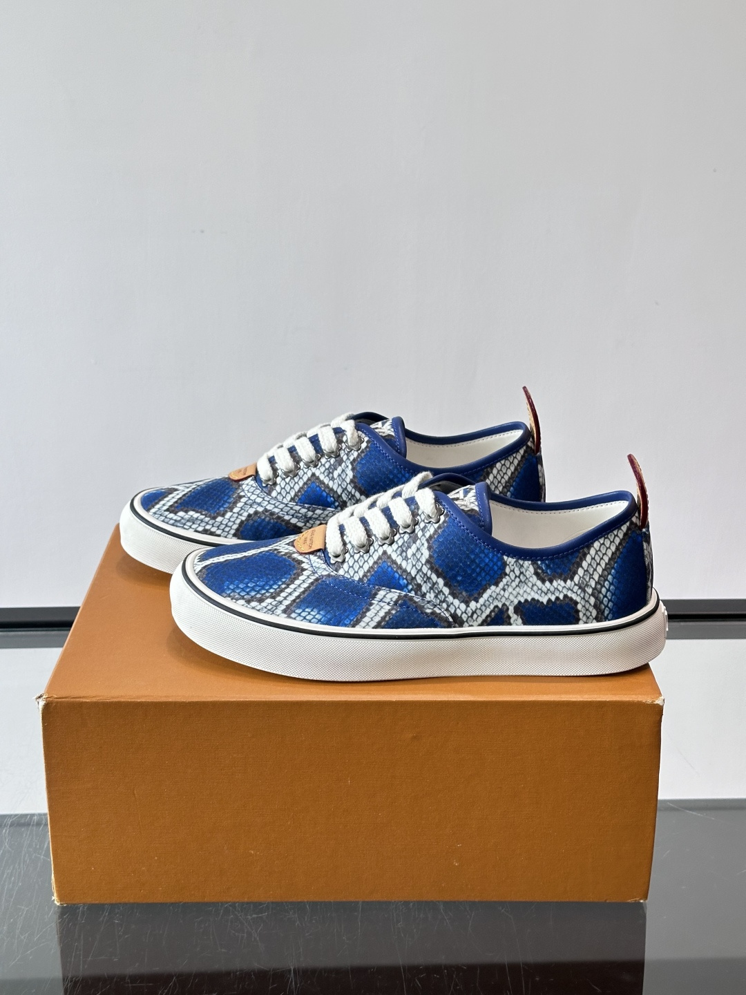 Louis Vuitton × Vans 联名帆布鞋​​，一个更炸的配色——蓝色蟒纹拼接白色几何图案，白色粗鞋带，白色厚