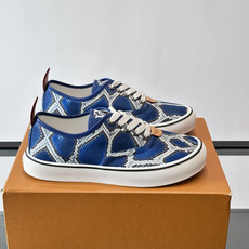 Louis Vuitton × Vans 联名帆布鞋,一个更炸的配色——蓝色蟒纹拼接白色几何图案,白色粗鞋带,白色厚 Louis Vuitton × Vans 联名帆布鞋,一个更炸的配色——蓝色蟒纹拼接白色几何图案,白色粗鞋带,白色厚
