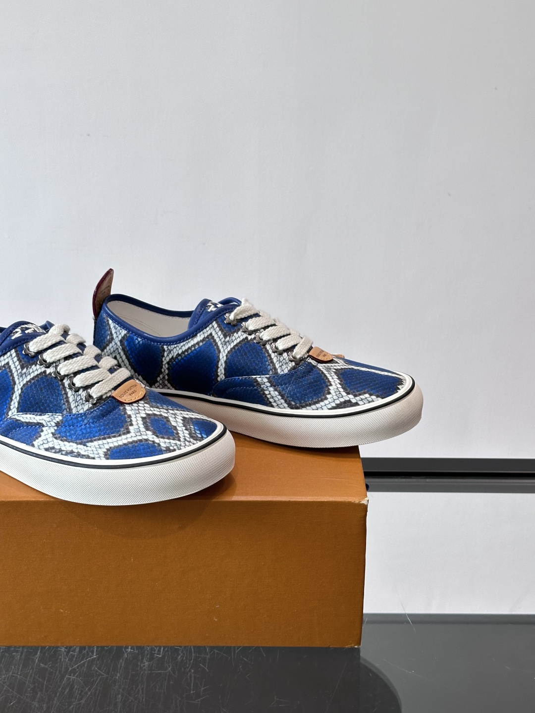 Louis Vuitton × Vans 联名帆布鞋​​，一个更炸的配色——蓝色蟒纹拼接白色几何图案，白色粗鞋带，白色厚