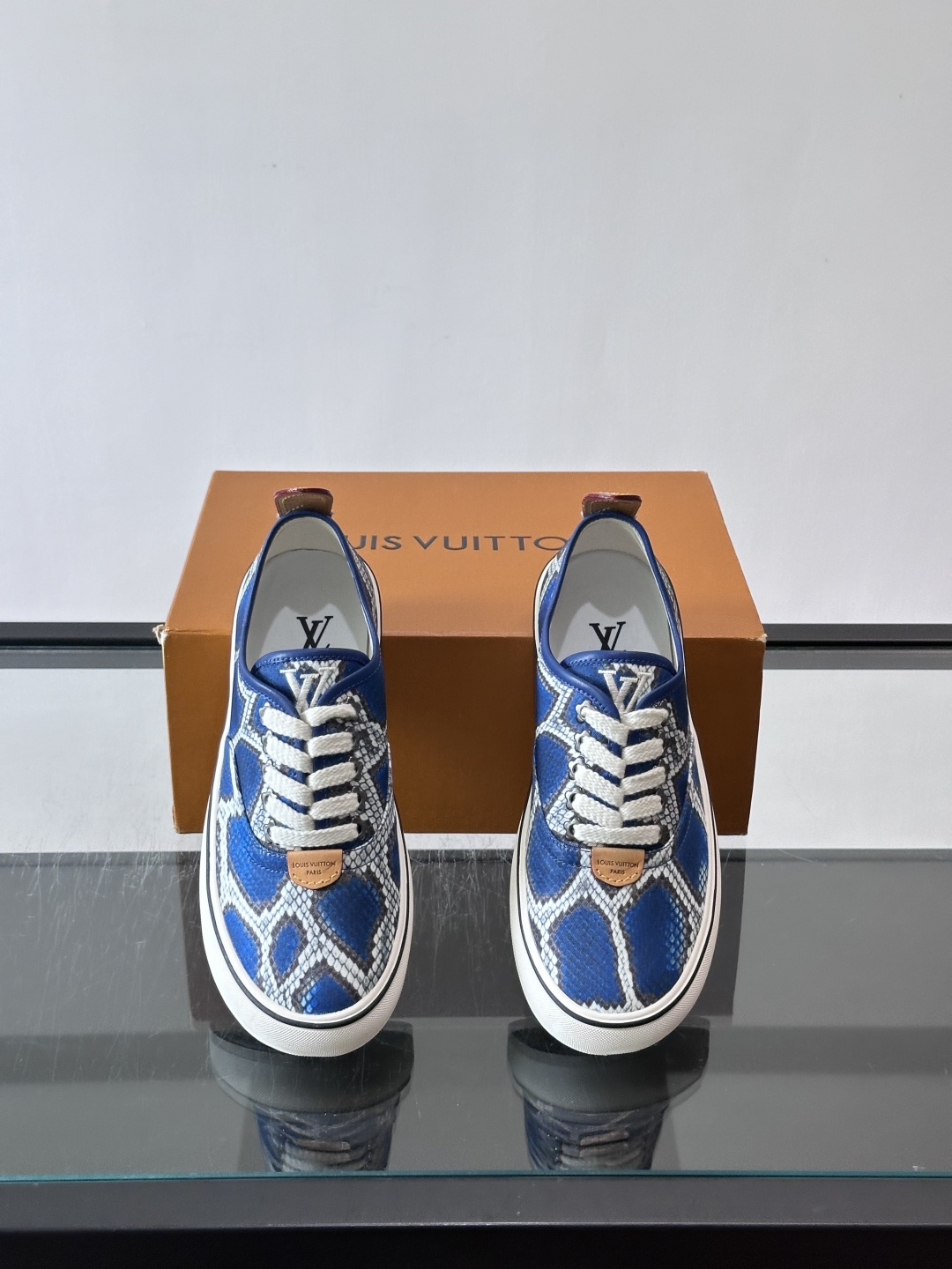 Louis Vuitton × Vans 联名帆布鞋​​，一个更炸的配色——蓝色蟒纹拼接白色几何图案，白色粗鞋带，白色厚