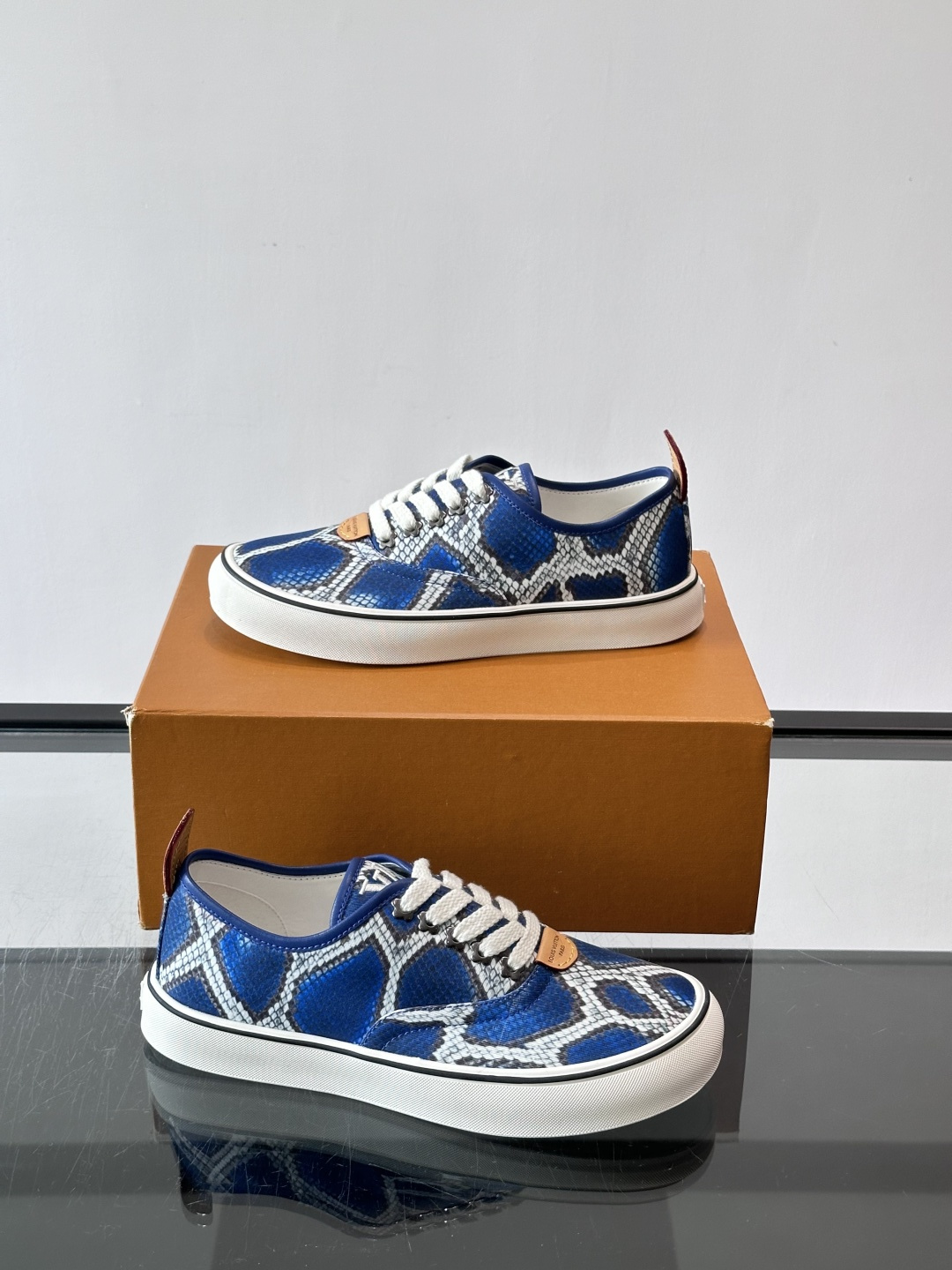 Louis Vuitton × Vans 联名帆布鞋​​，一个更炸的配色——蓝色蟒纹拼接白色几何图案，白色粗鞋带，白色厚