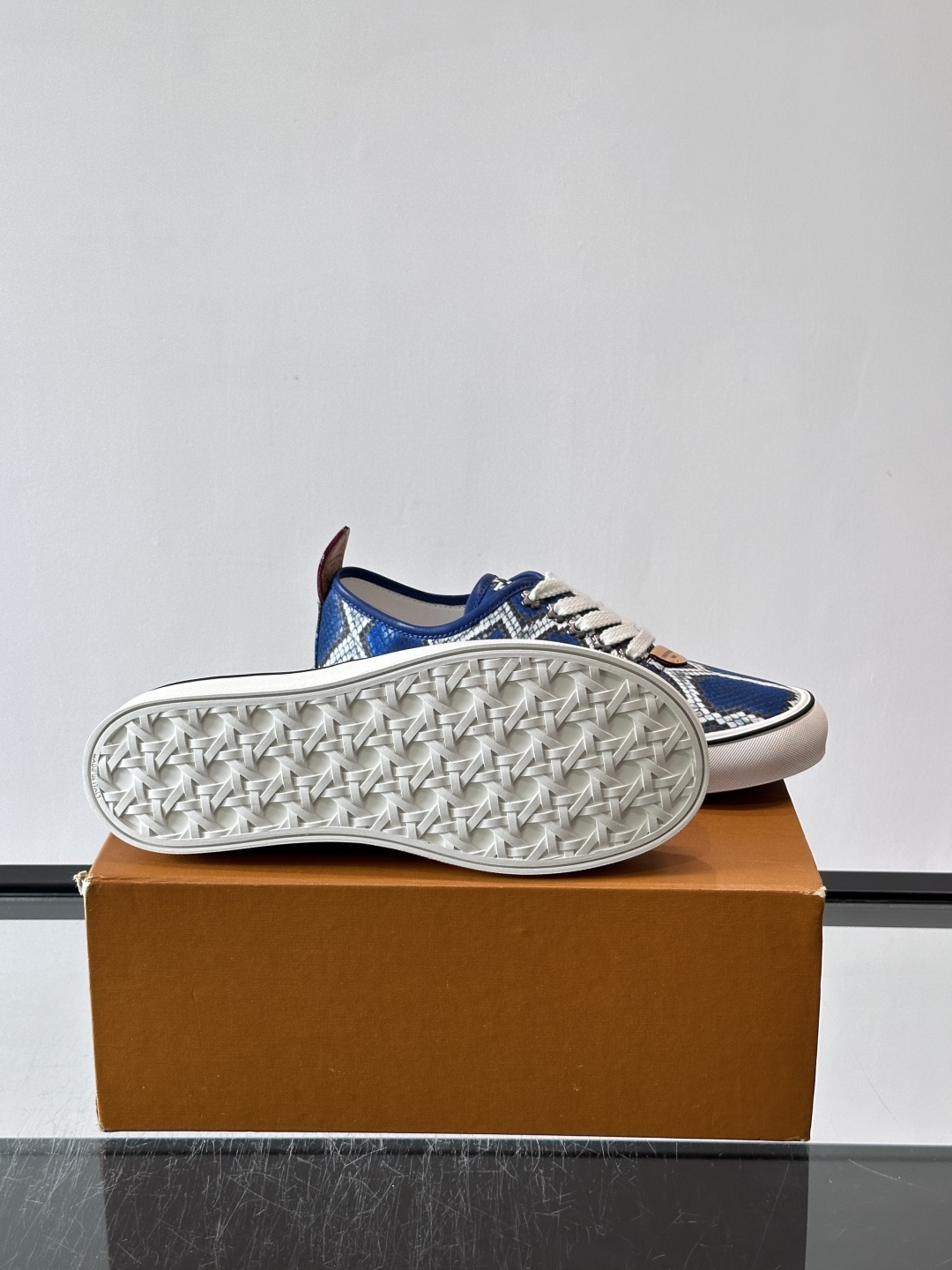 Louis Vuitton × Vans 联名帆布鞋​​，一个更炸的配色——蓝色蟒纹拼接白色几何图案，白色粗鞋带，白色厚