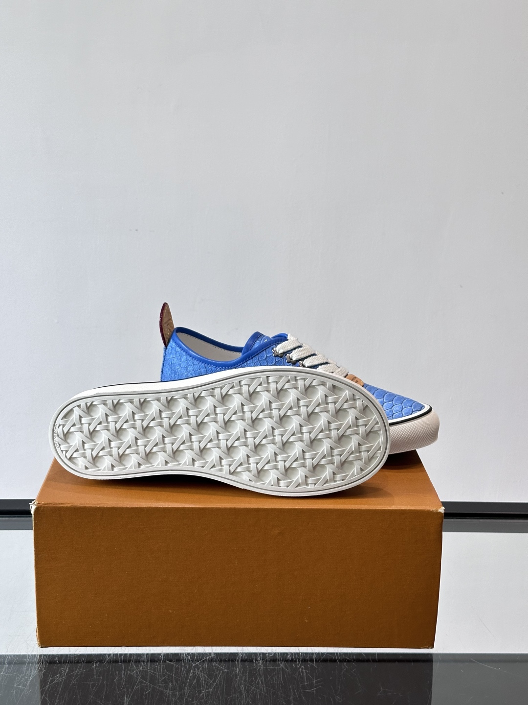 Louis Vuitton × Vans 联名帆布鞋​​，一个更炸的配色——蓝色蟒纹拼接白色几何图案，白色粗鞋带，白色厚