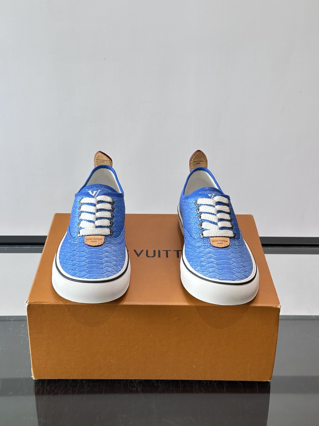 Louis Vuitton × Vans 联名帆布鞋​​，一个更炸的配色——蓝色蟒纹拼接白色几何图案，白色粗鞋带，白色厚