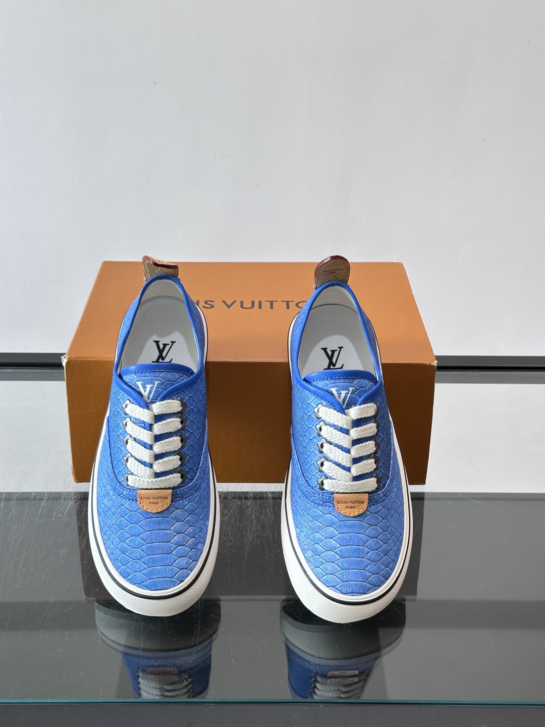 Louis Vuitton × Vans 联名帆布鞋​​，一个更炸的配色——蓝色蟒纹拼接白色几何图案，白色粗鞋带，白色厚