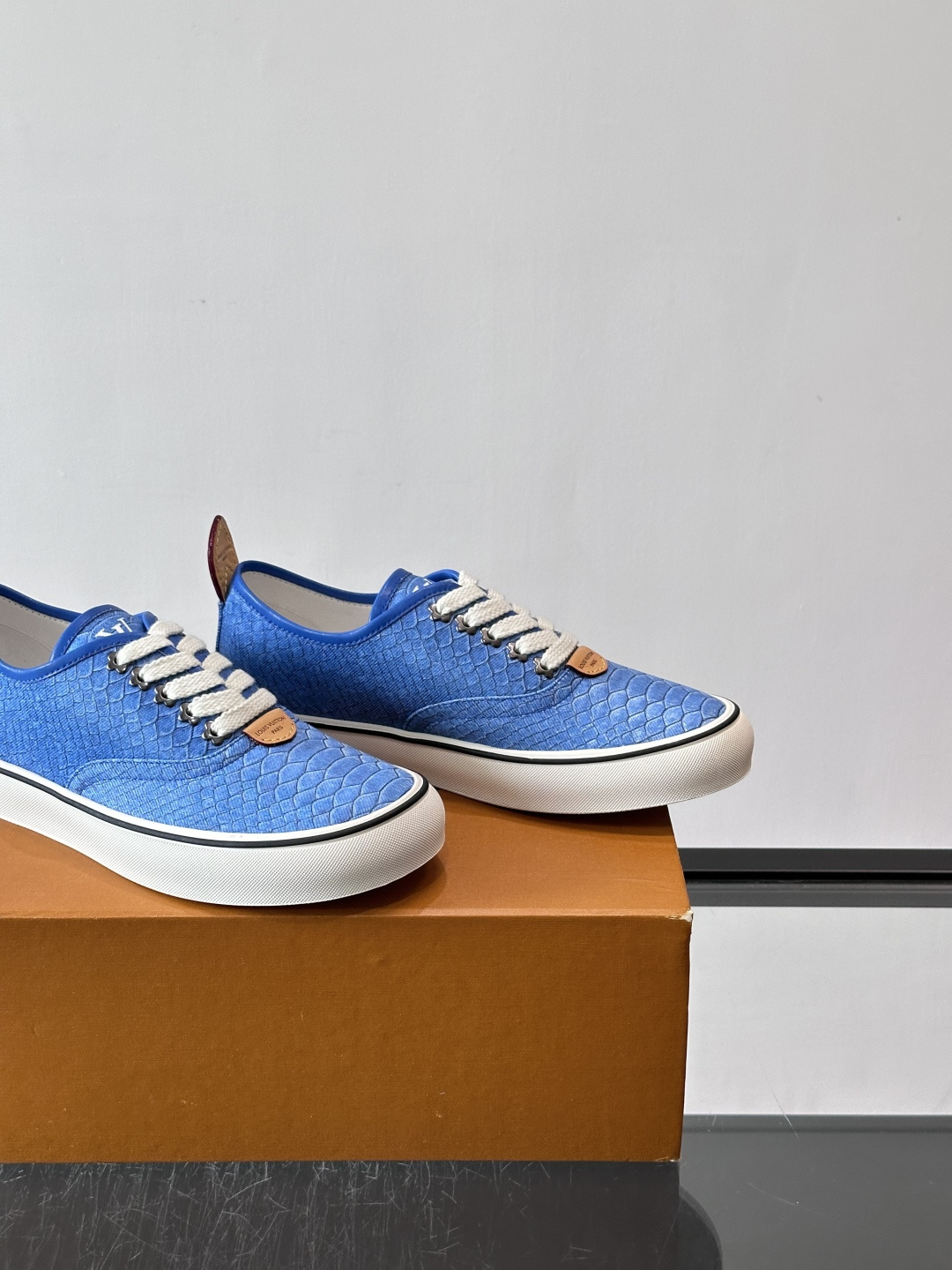Louis Vuitton × Vans 联名帆布鞋​​，一个更炸的配色——蓝色蟒纹拼接白色几何图案，白色粗鞋带，白色厚