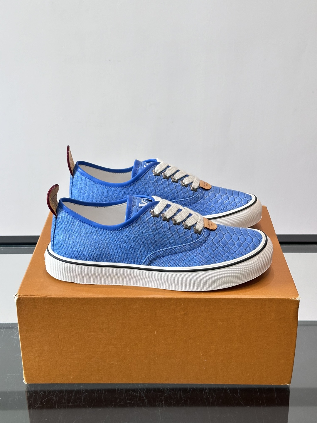 Louis Vuitton × Vans 联名帆布鞋,一个更炸的配色——蓝色蟒纹拼接白色几何图案,白色粗鞋带,白色厚 Louis Vuitton × Vans 联名帆布鞋,一个更炸的配色——蓝色蟒纹拼接白色几何图案,白色粗鞋带,白色厚