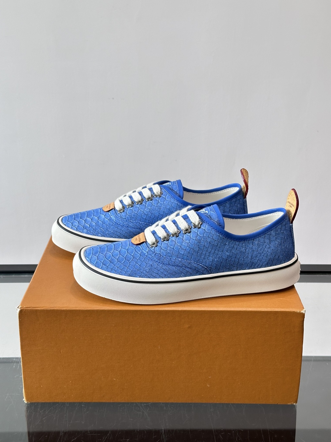 Louis Vuitton × Vans 联名帆布鞋​​，一个更炸的配色——蓝色蟒纹拼接白色几何图案，白色粗鞋带，白色厚