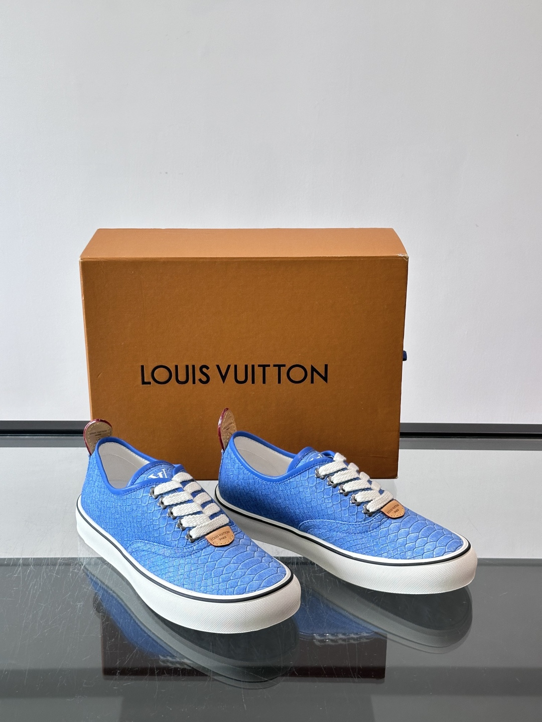 Louis Vuitton × Vans 联名帆布鞋​​，一个更炸的配色——蓝色蟒纹拼接白色几何图案，白色粗鞋带，白色厚