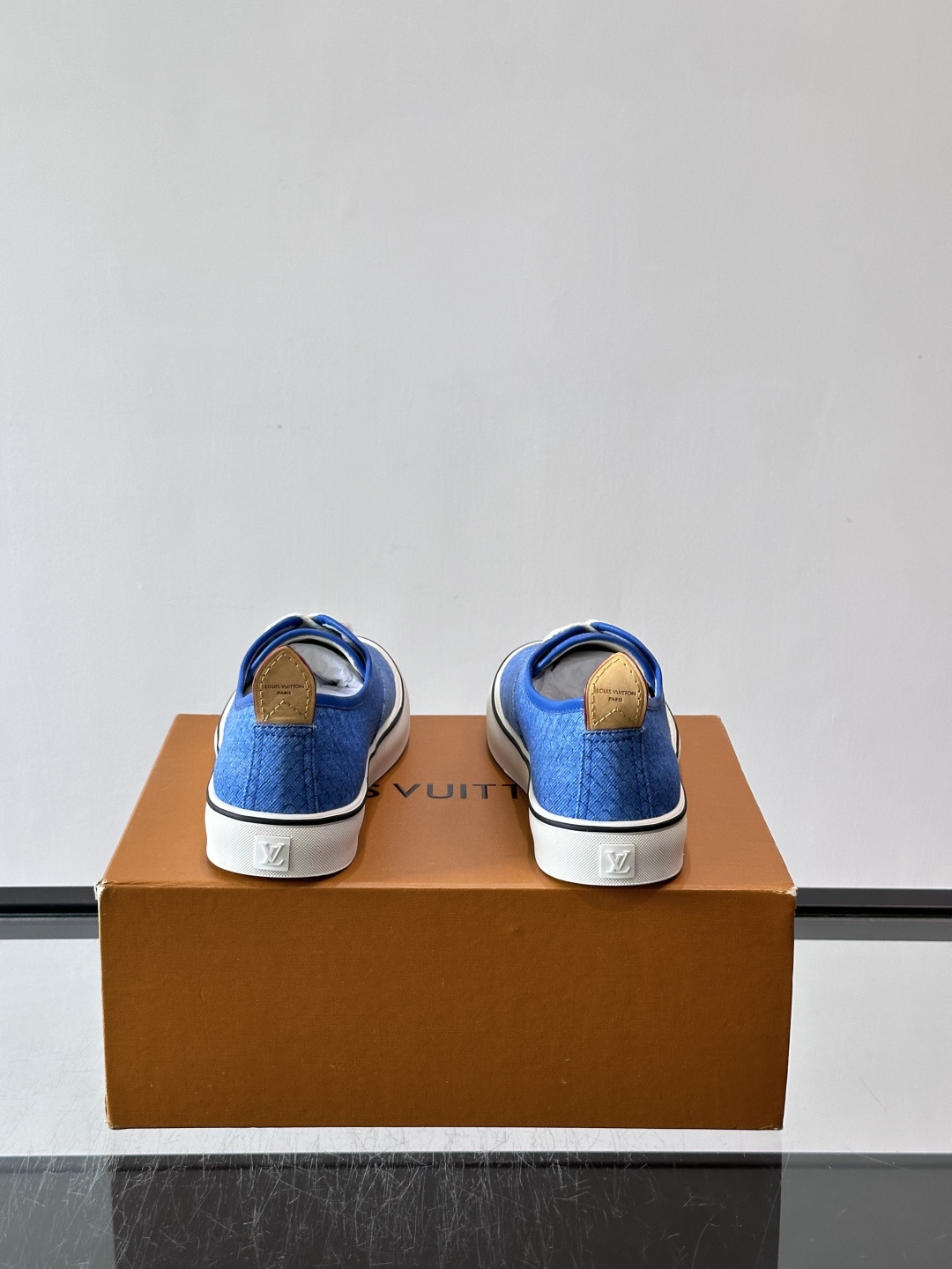 Louis Vuitton × Vans 联名帆布鞋​​，一个更炸的配色——蓝色蟒纹拼接白色几何图案，白色粗鞋带，白色厚