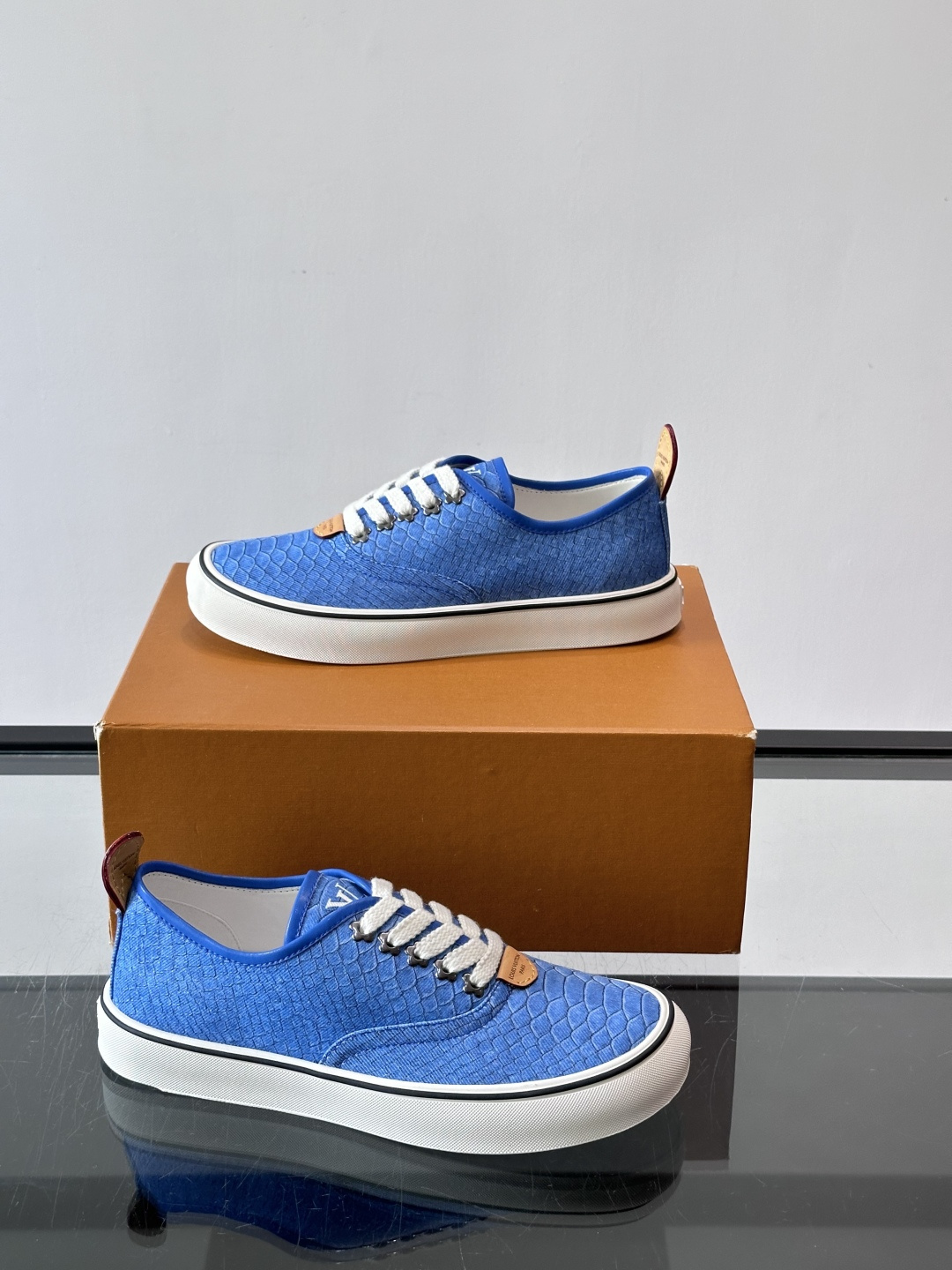 Louis Vuitton × Vans 联名帆布鞋​​，一个更炸的配色——蓝色蟒纹拼接白色几何图案，白色粗鞋带，白色厚
