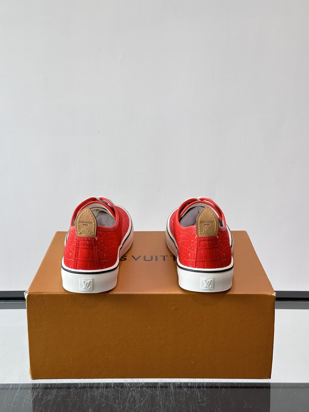 ​​Louis Vuitton × Vans 联名帆布鞋​​，同系列又换了一个配色——浅灰白色鳄鱼皮纹理鞋面，白色粗鞋带